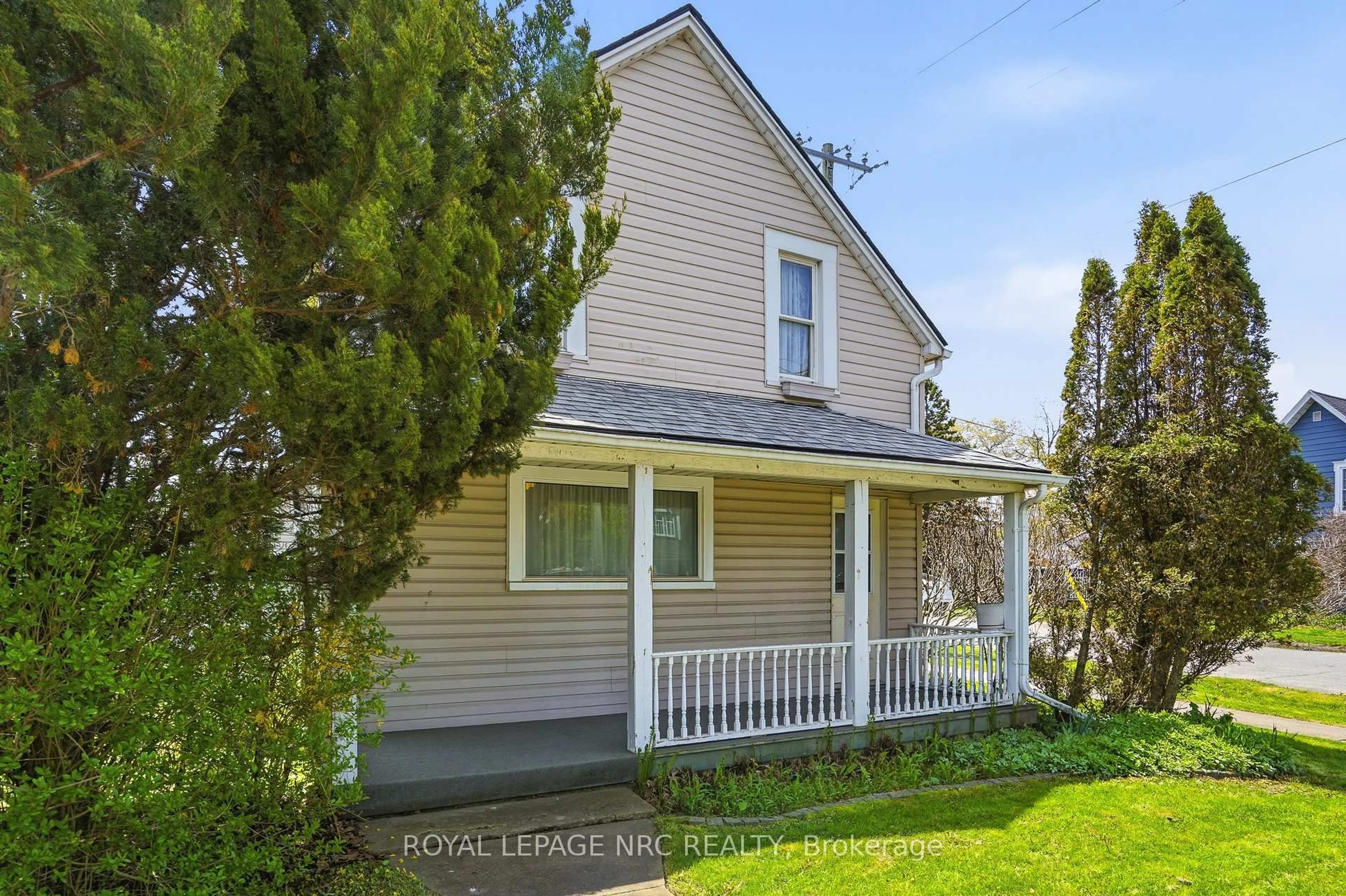 Home with vinyl exterior material, street for 3721 DOMINION Rd, Fort Erie Ontario L0S 1N0