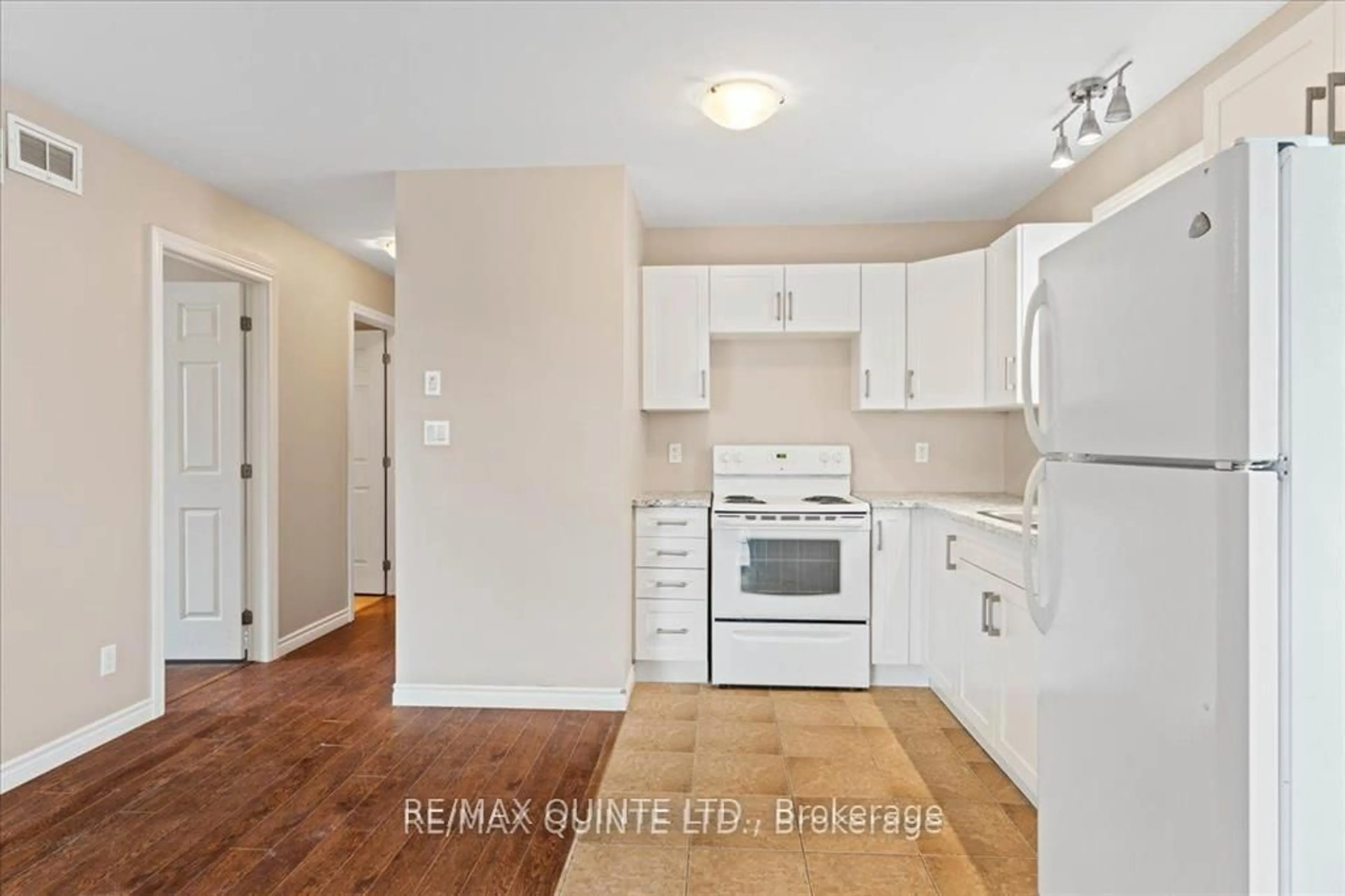 Standard kitchen, unknown for 240 College St, Belleville Ontario K8N 2V9
