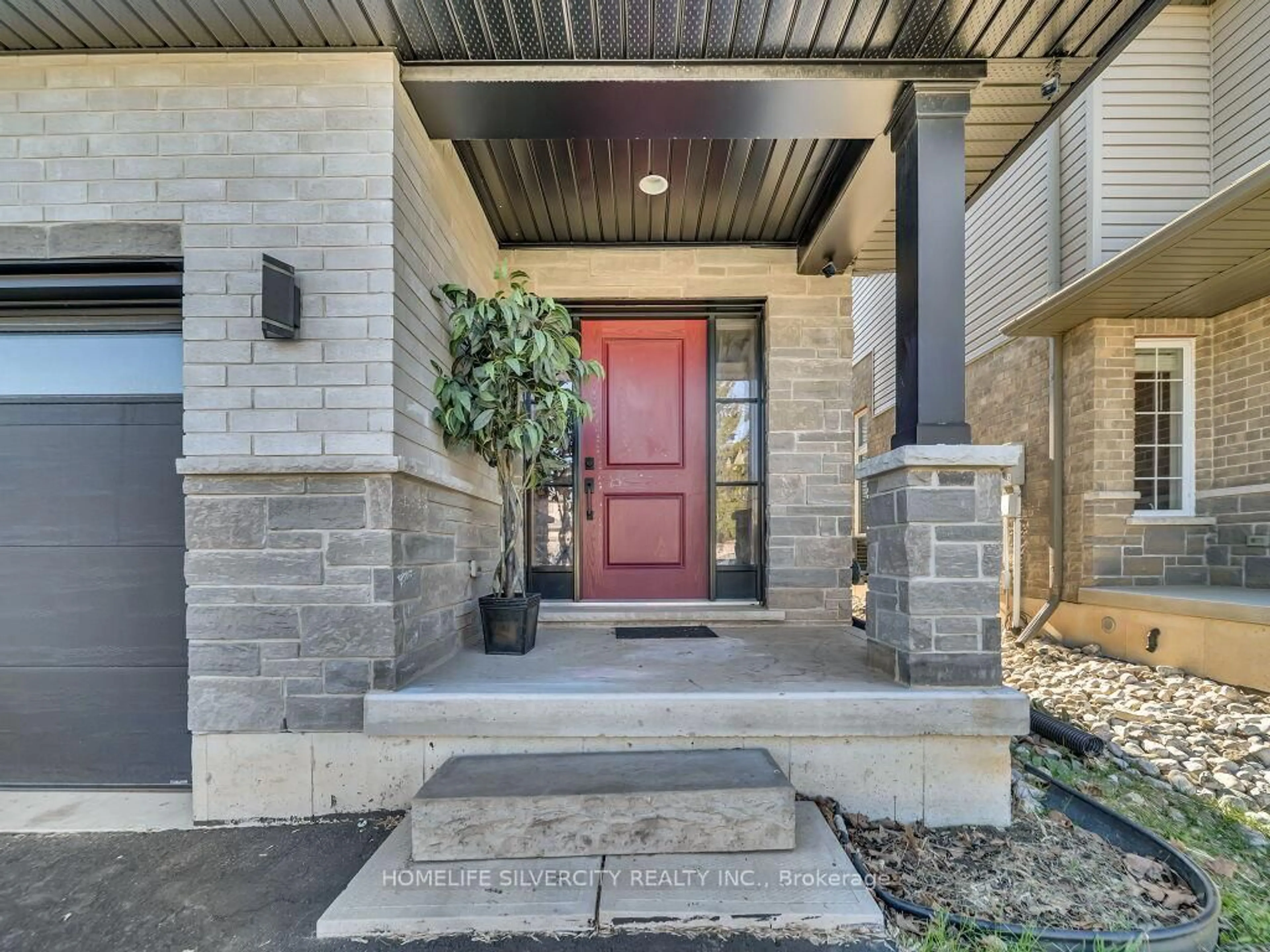Indoor entryway for 442 Ontario St, Woodstock Ontario N4V 1G7