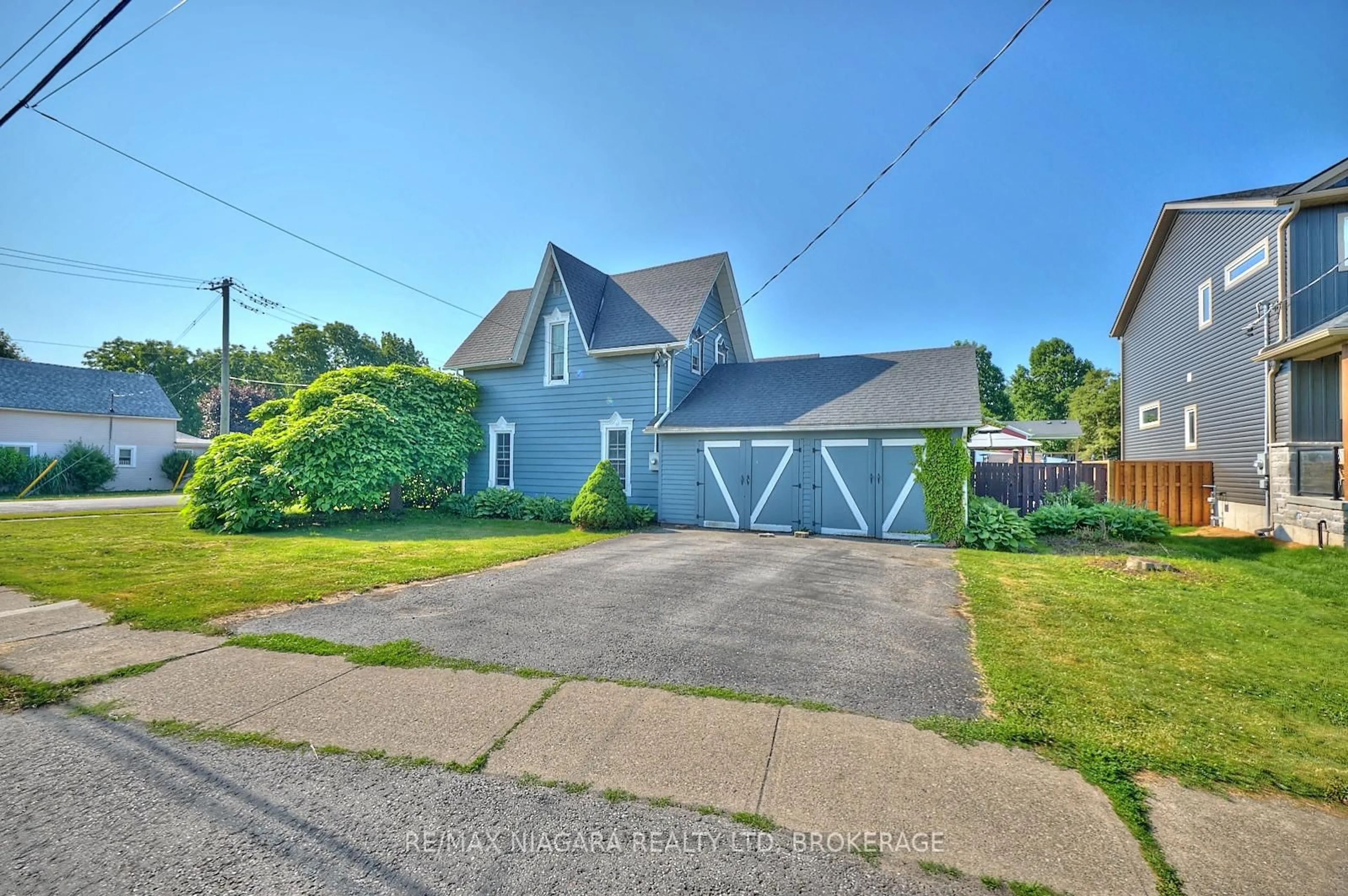 A pic from outside/outdoor area/front of a property/back of a property/a pic from drone, street for 365 South Mill St, Fort Erie Ontario L0S 1N0