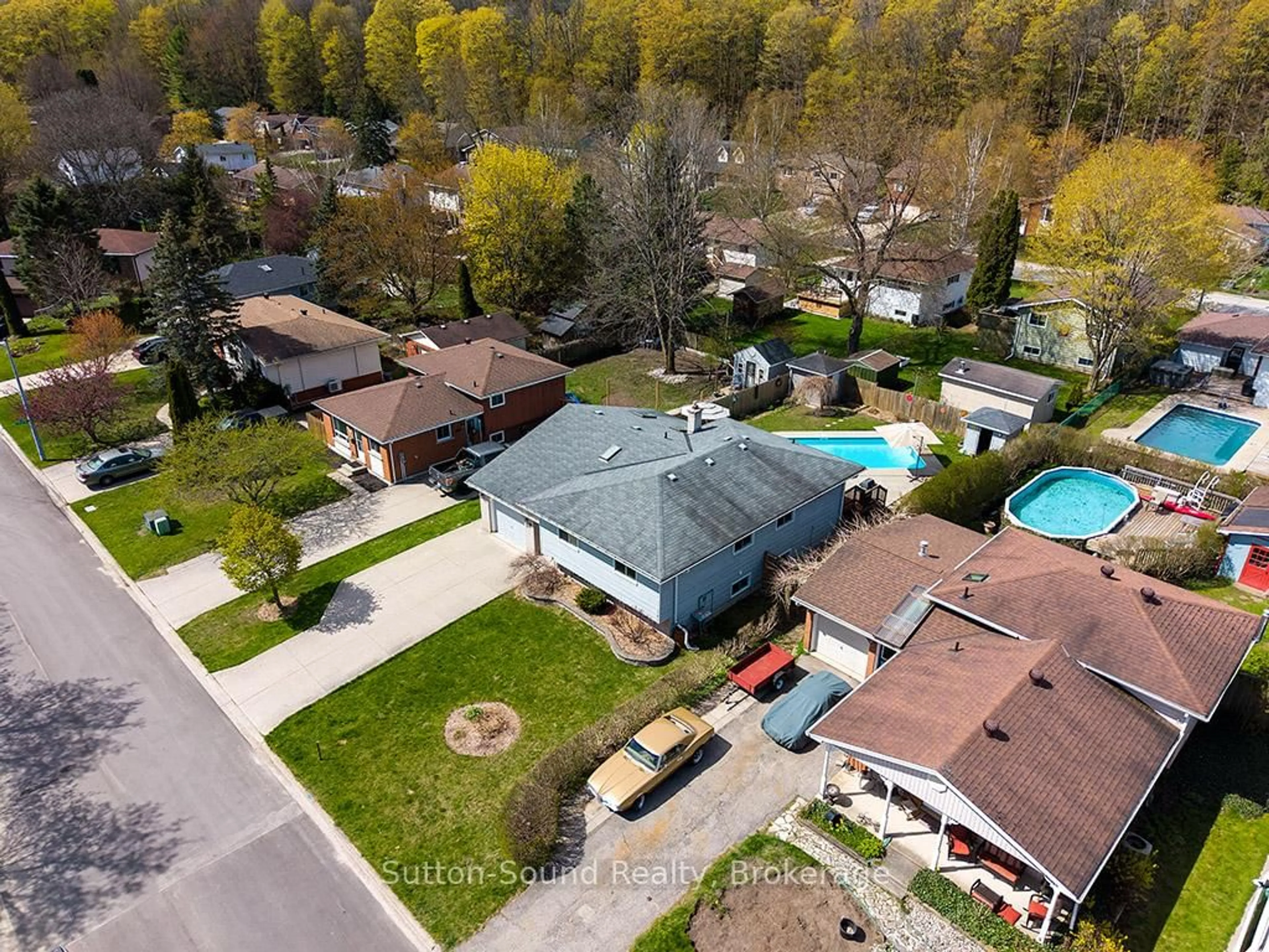 A pic from outside/outdoor area/front of a property/back of a property/a pic from drone, unknown for 210 5th A Ave, Owen Sound Ontario N4K 6G8