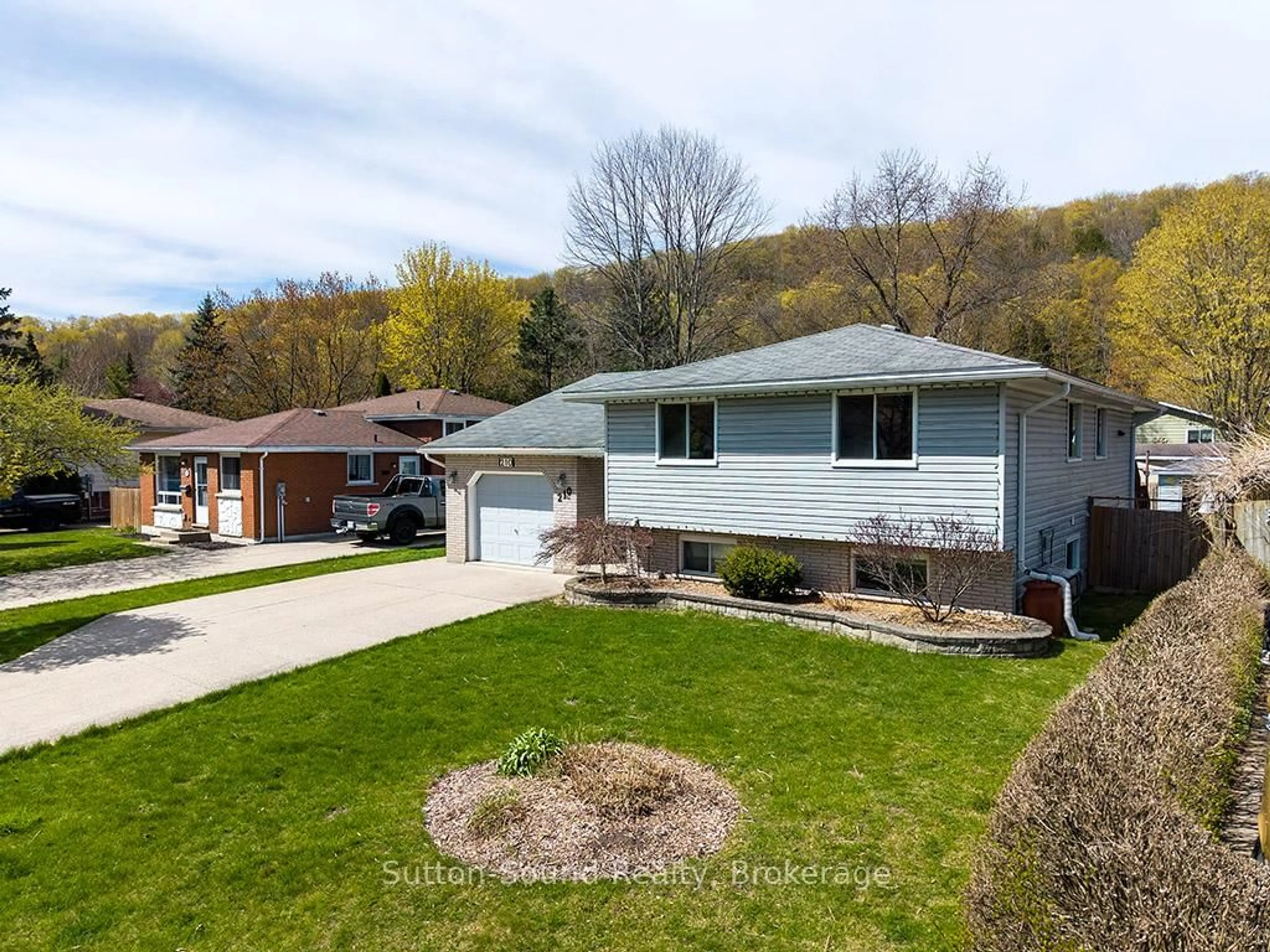 A pic from outside/outdoor area/front of a property/back of a property/a pic from drone, unknown for 210 5th A Ave, Owen Sound Ontario N4K 6G8