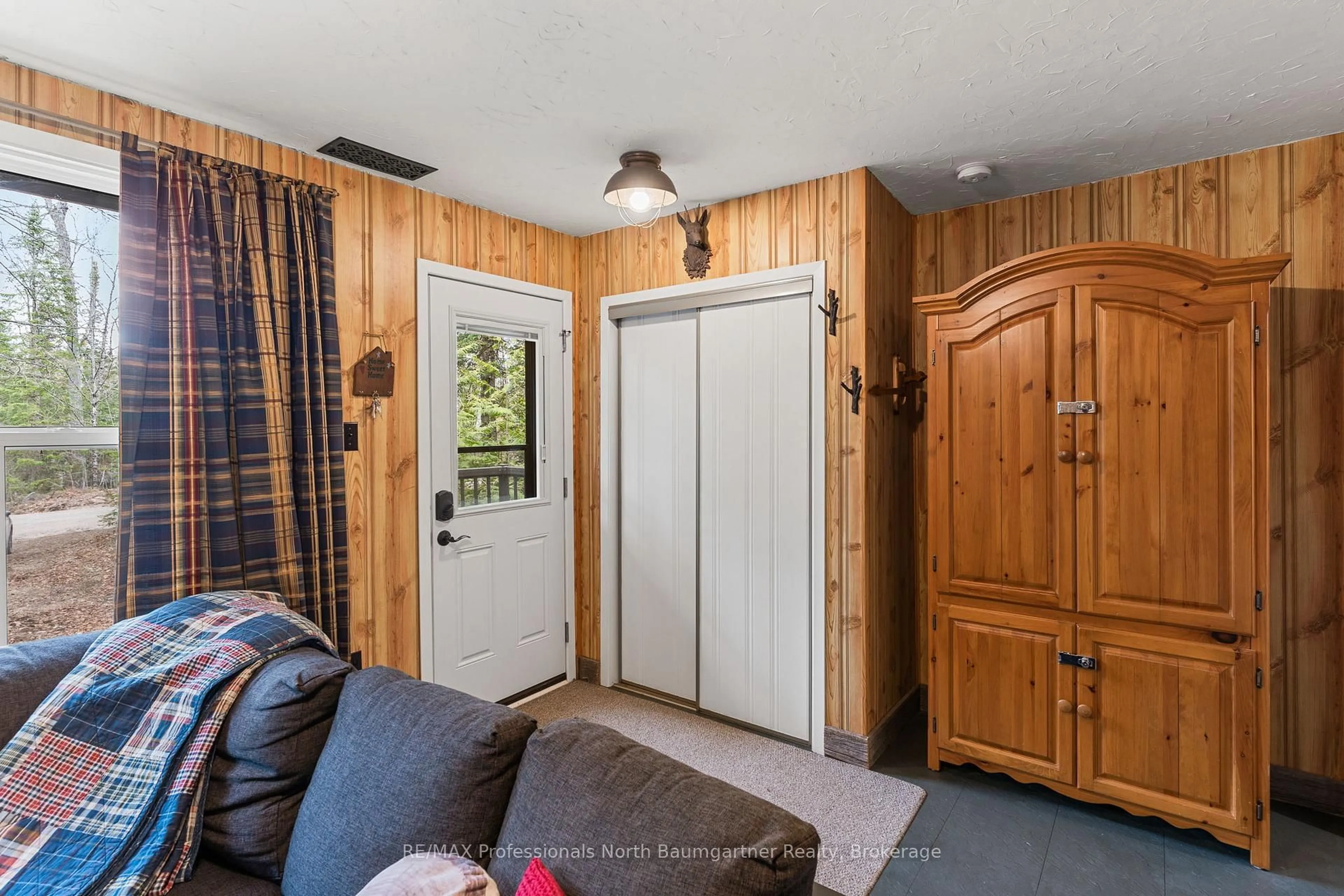 Indoor entryway for 2041 Glamor Lake Rd, Highlands East Ontario K0M 1R0
