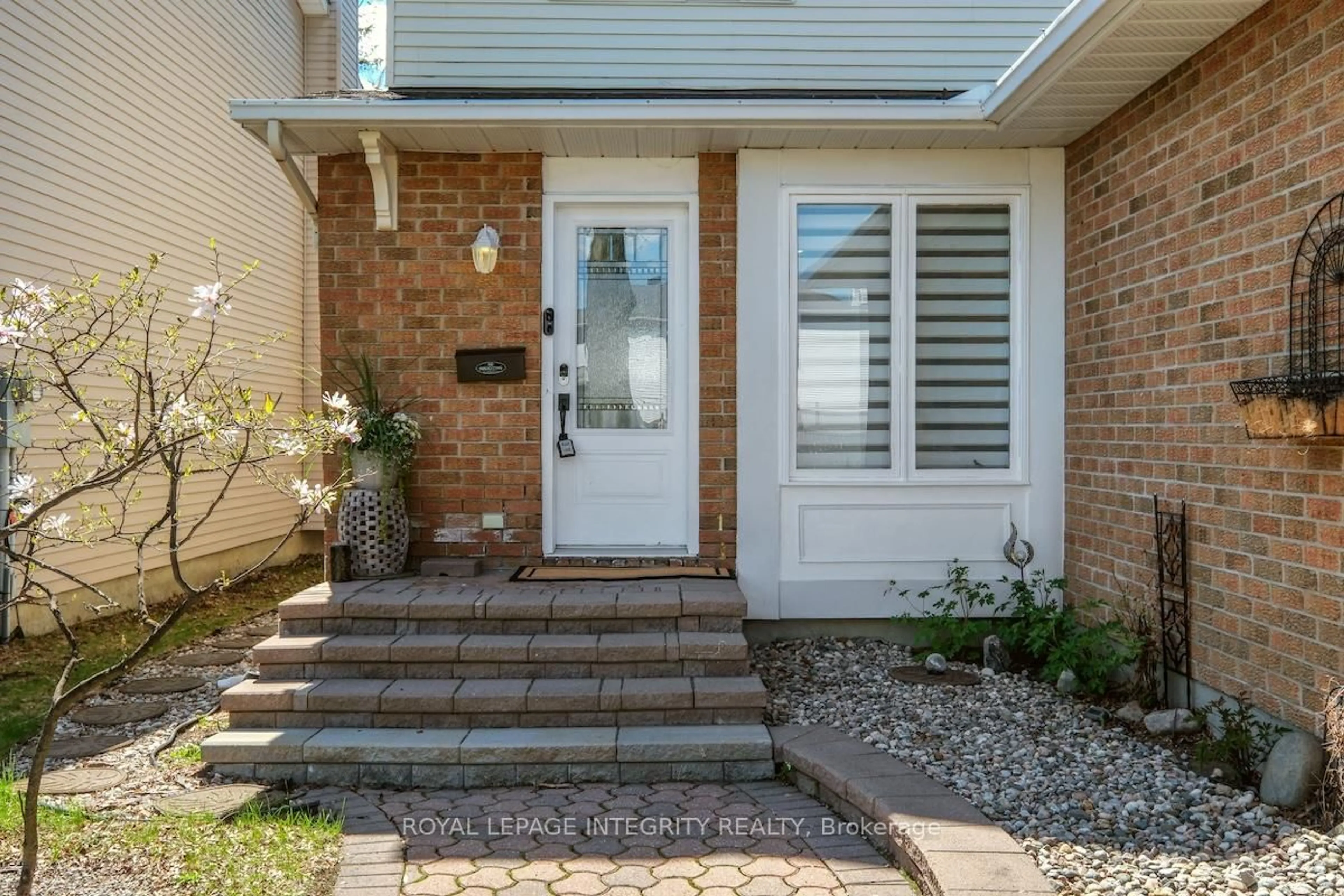 Indoor entryway for 1575 Des Grives Cres, Ottawa Ontario K1C 5C2