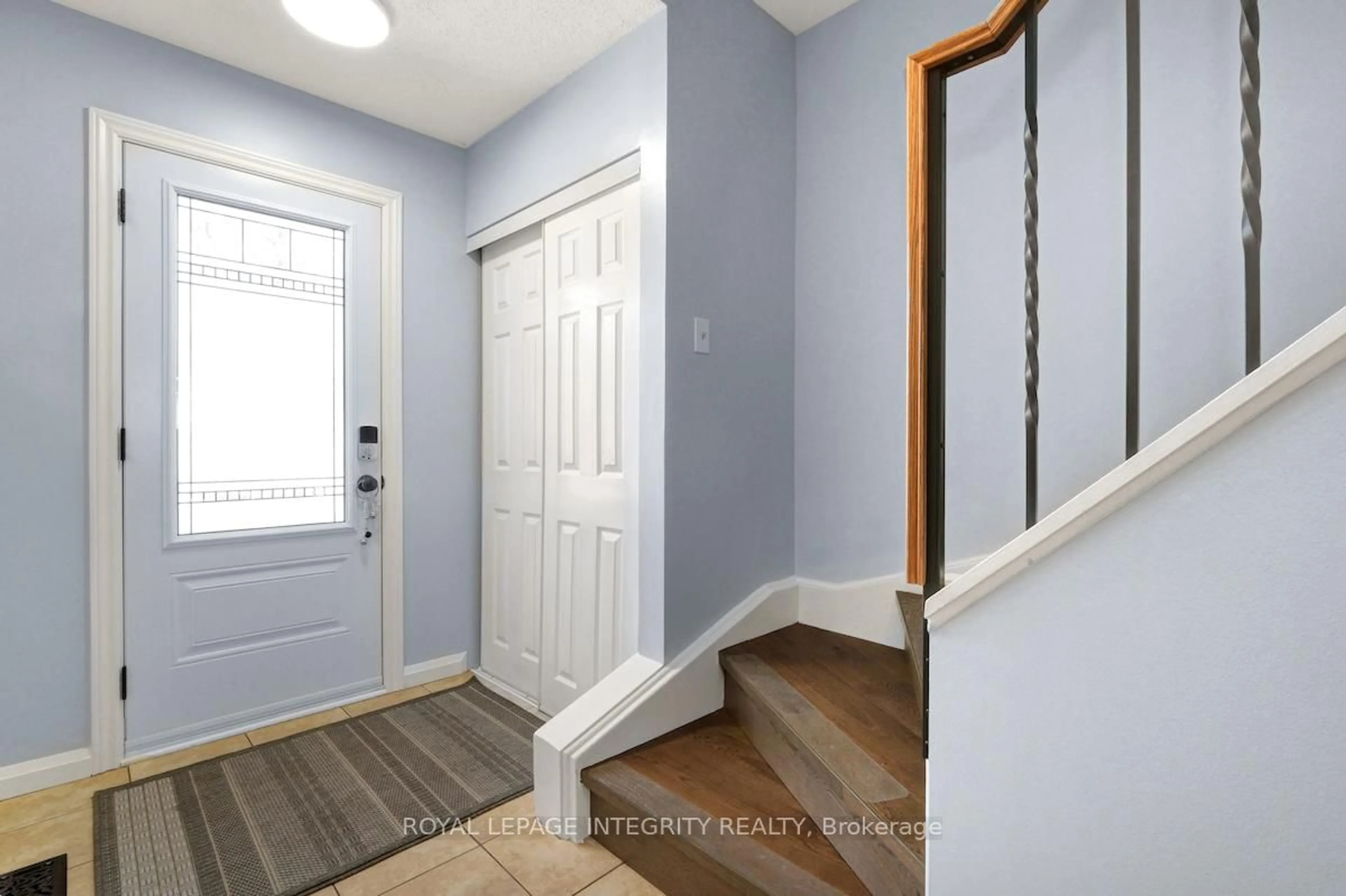 Indoor entryway for 1575 Des Grives Cres, Ottawa Ontario K1C 5C2