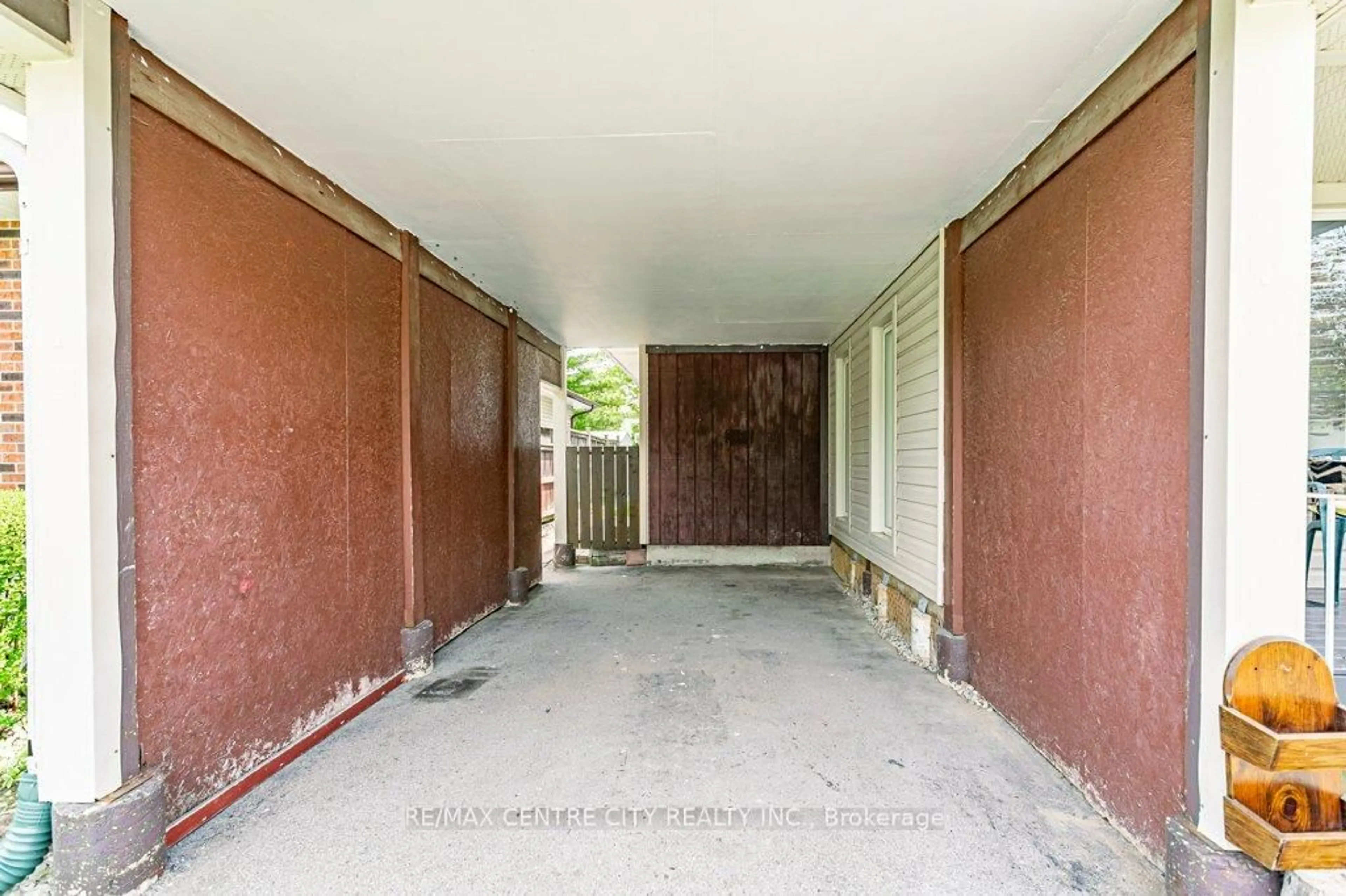 Unknown for 11 Pauline Cres, London South Ontario N6E 2L2
