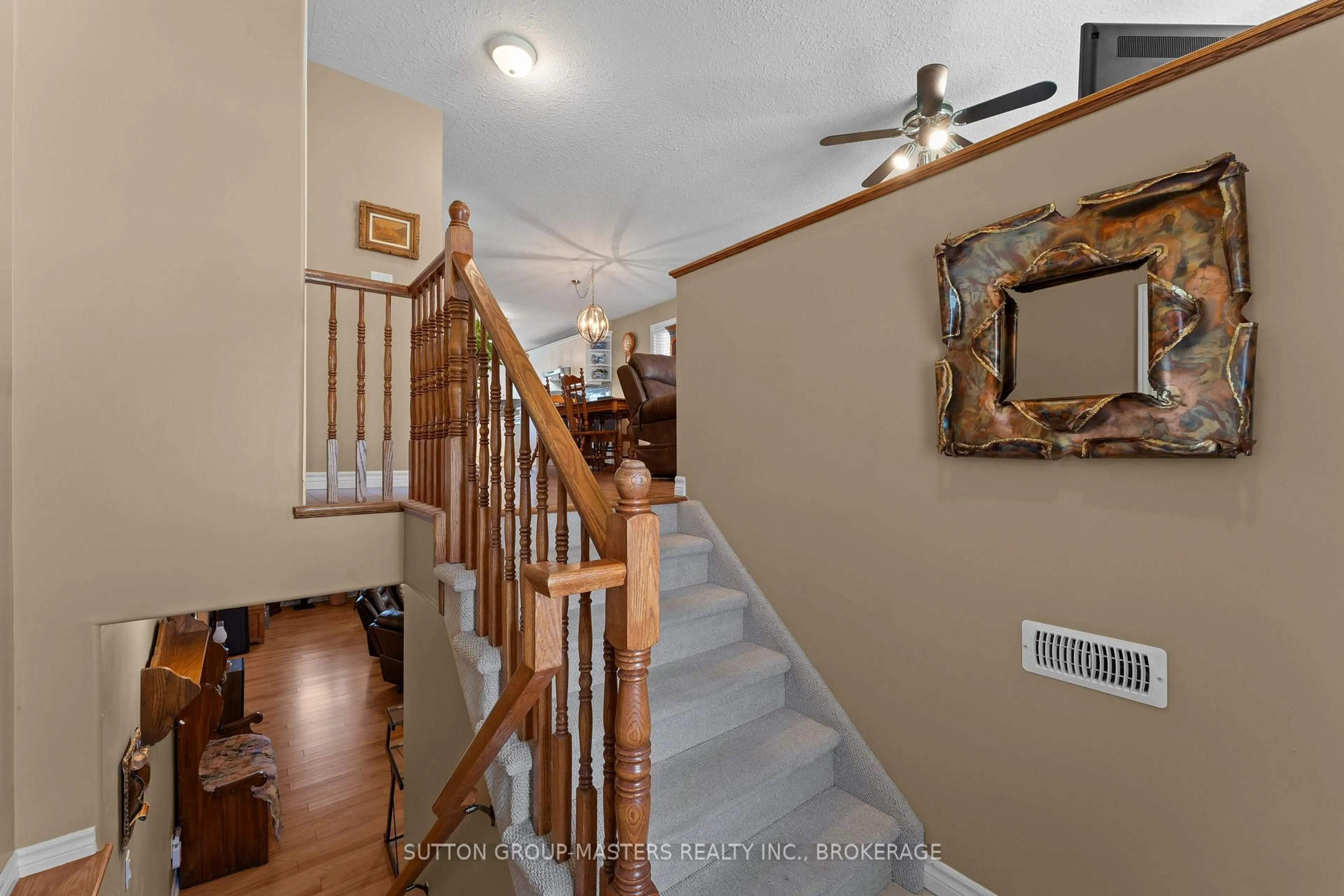 Indoor foyer for 186 Kildare Ave, Loyalist Ontario K7N 0A4