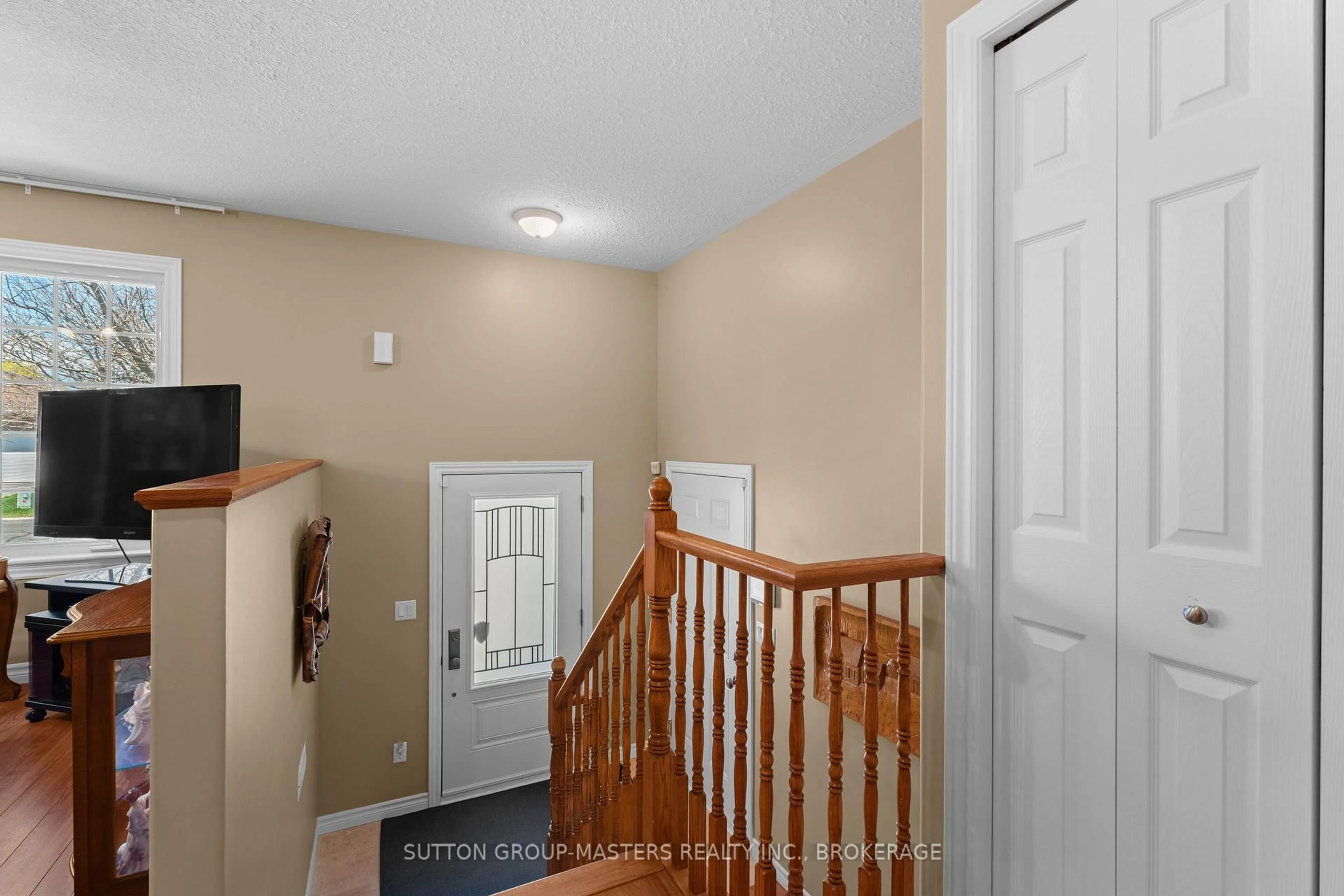 Indoor entryway for 186 Kildare Ave, Loyalist Ontario K7N 0A4