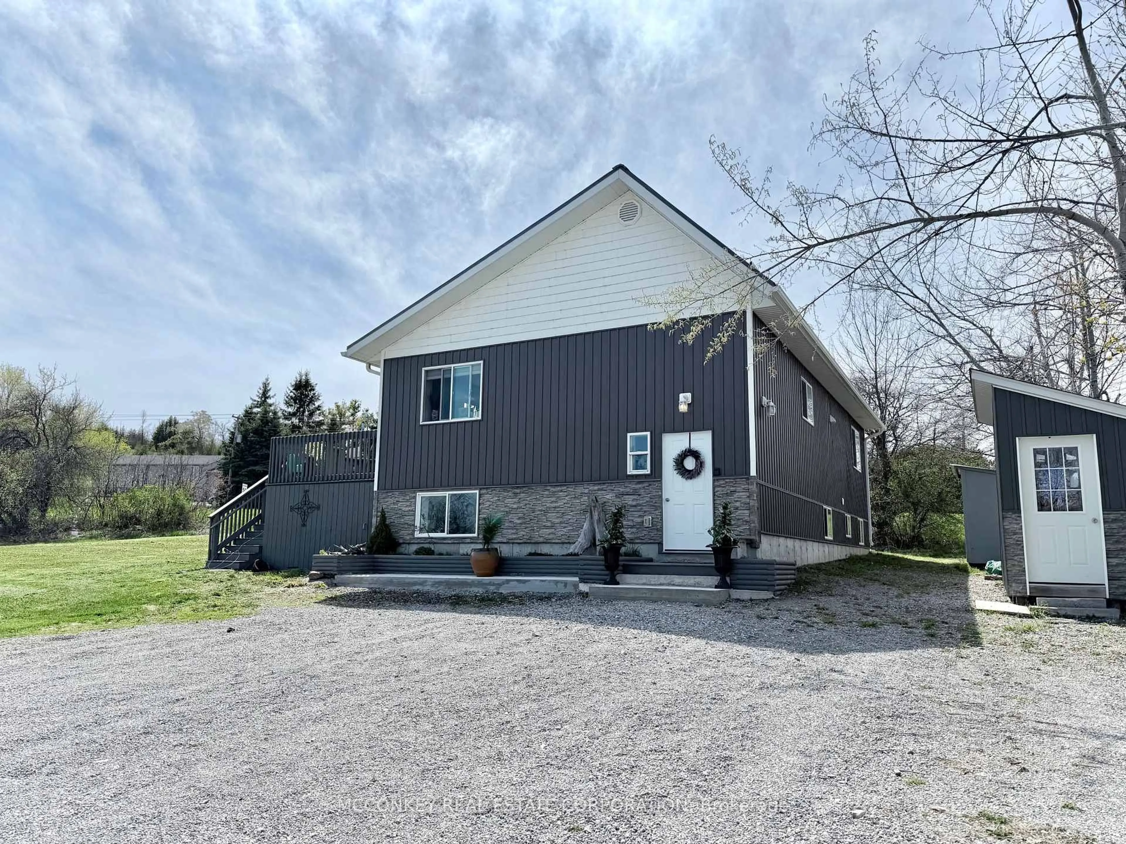 A pic from outside/outdoor area/front of a property/back of a property/a pic from drone, building for 17 Bayview Dr, Kawartha Lakes Ontario K9J 6X3