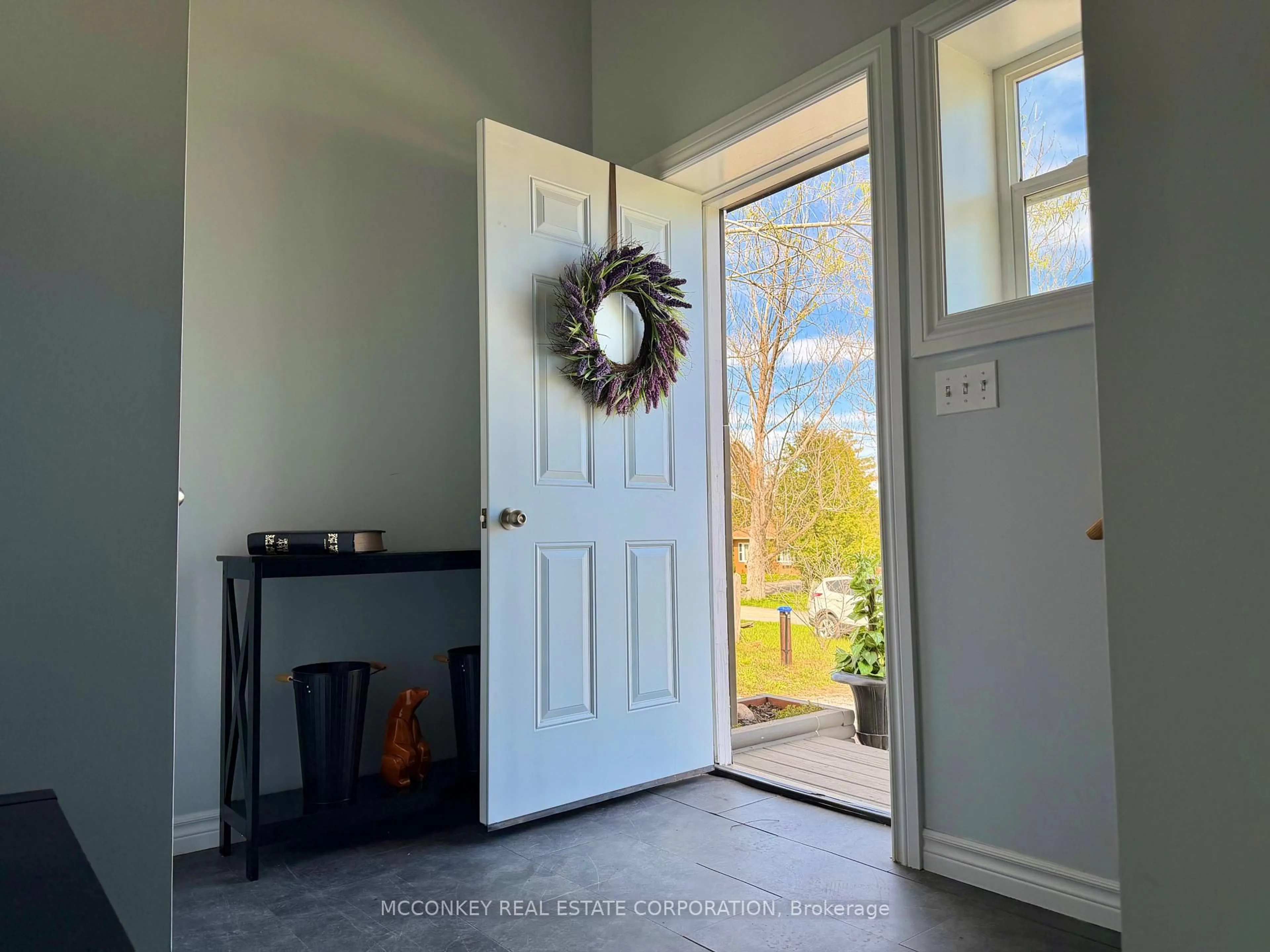 Indoor entryway for 17 Bayview Dr, Kawartha Lakes Ontario K9J 6X3