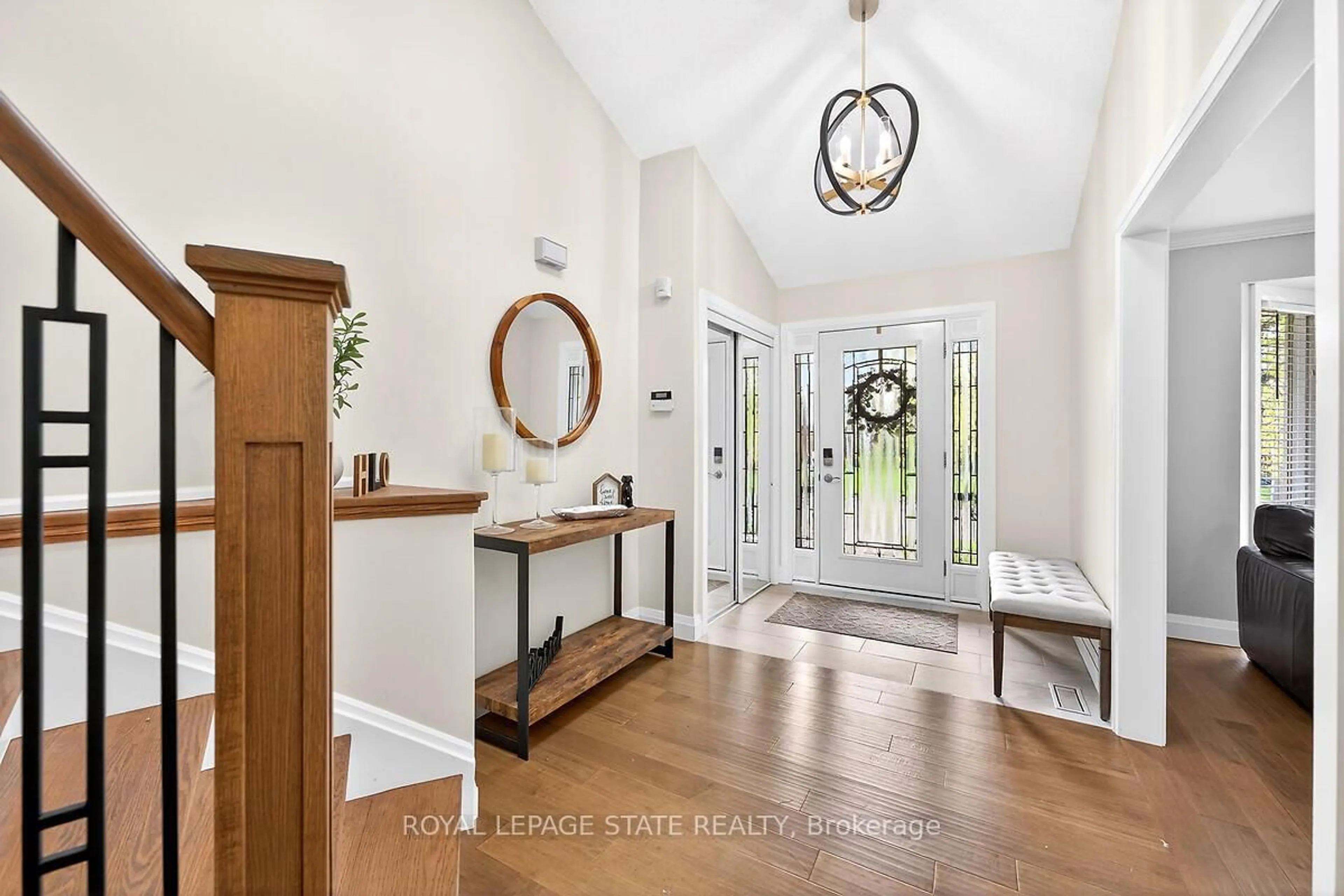 Indoor entryway for 9 Ben Tirran Cres, Hamilton Ontario L8G 4V8