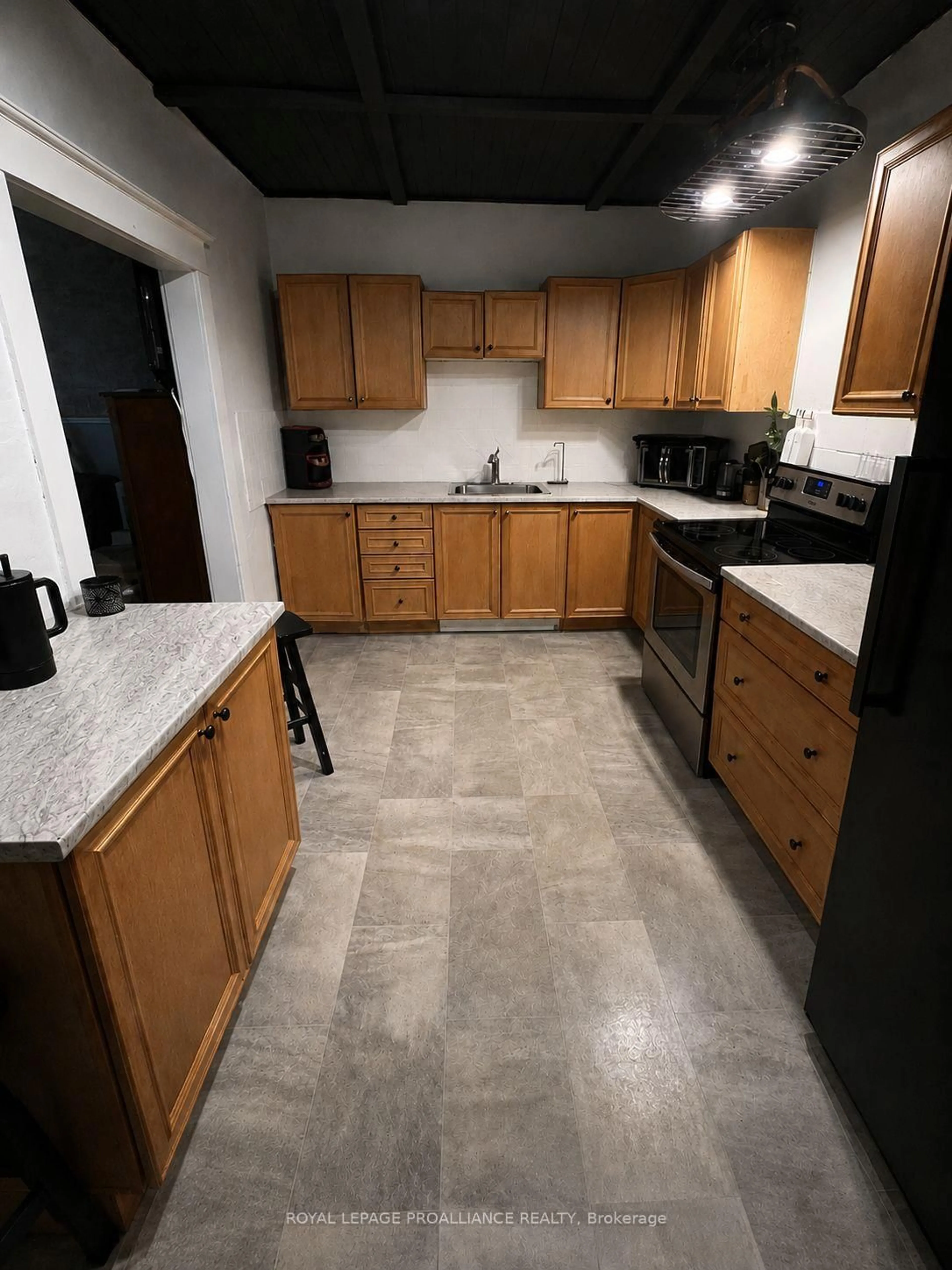 Standard kitchen, unknown for 49 Crown St, Quinte West Ontario K8V 1P1