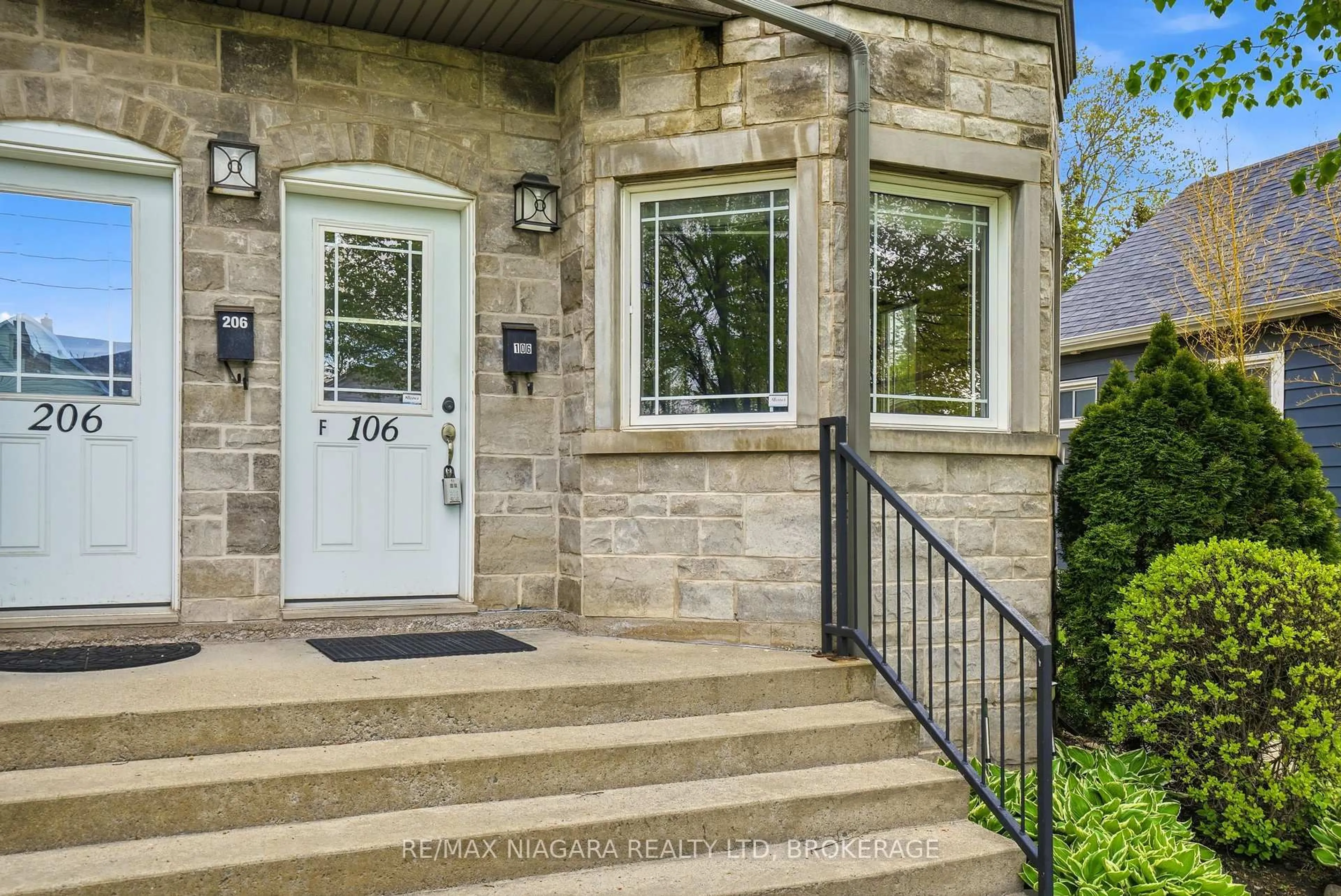 Indoor entryway for 6045 Dunn St #106, Niagara Falls Ontario L2G 2P2