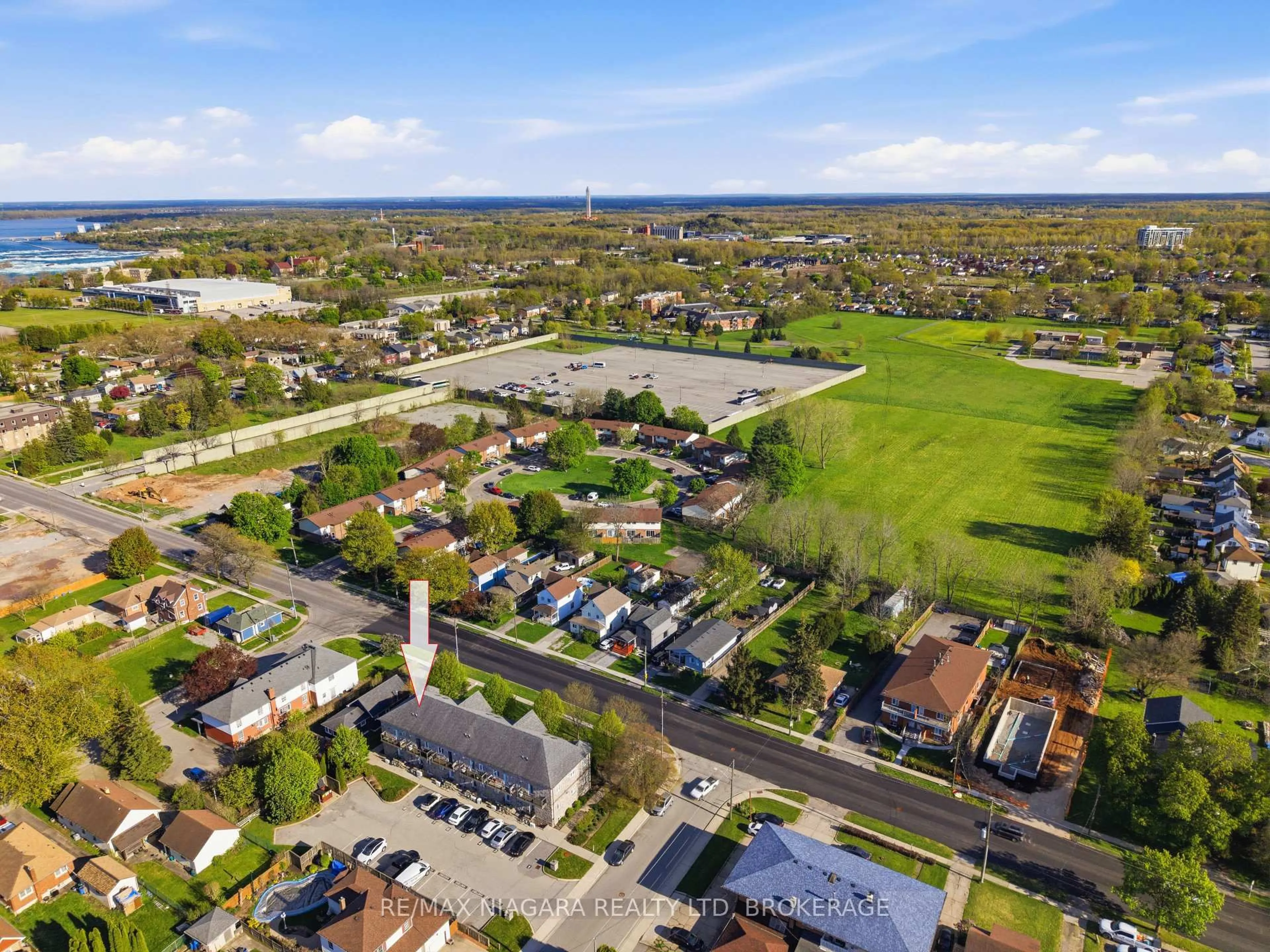 A pic from outside/outdoor area/front of a property/back of a property/a pic from drone, street for 6045 Dunn St #106, Niagara Falls Ontario L2G 2P2