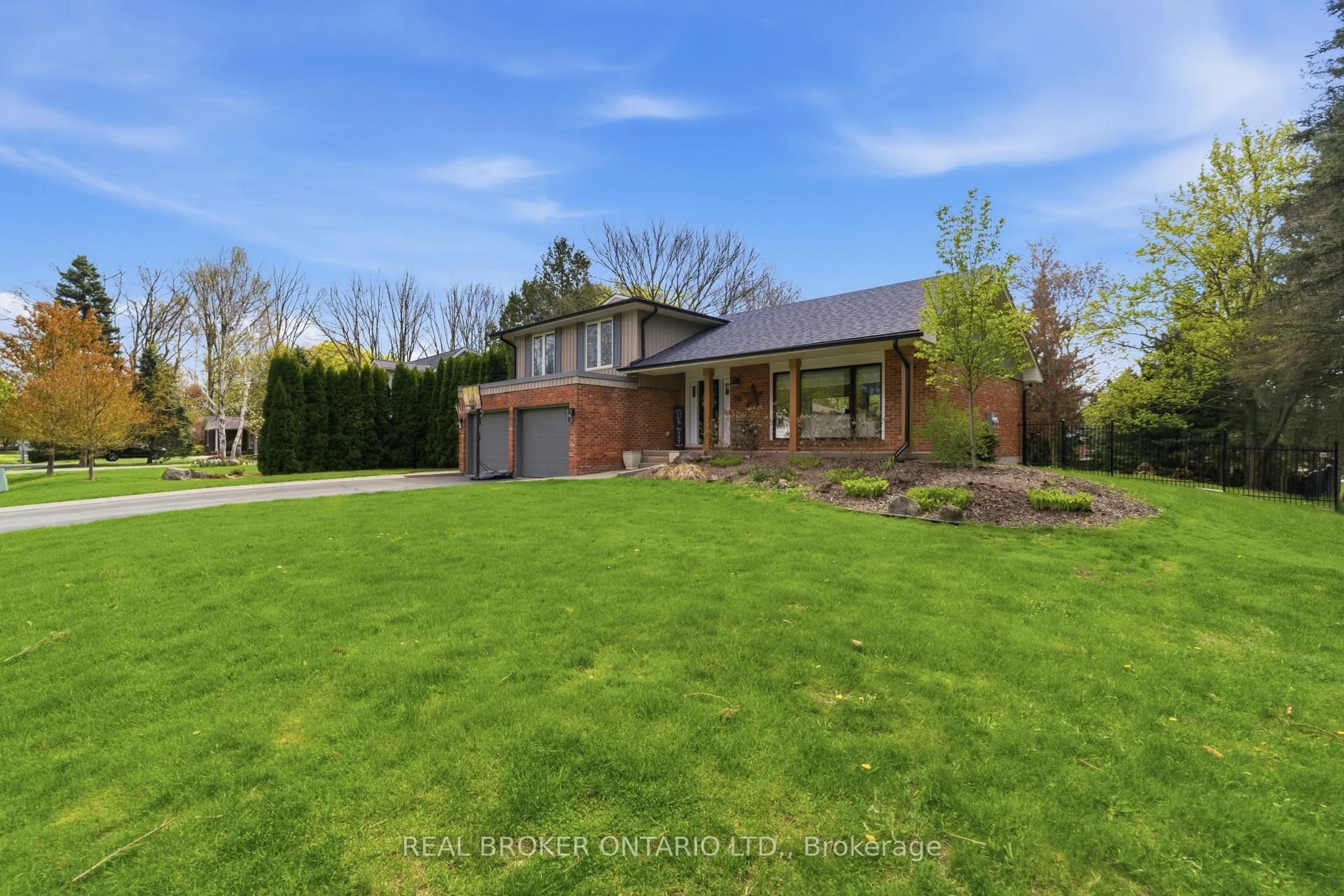 A pic from outside/outdoor area/front of a property/back of a property/a pic from drone, street for 16 Bannisdale Way, Hamilton Ontario L0R 1H2