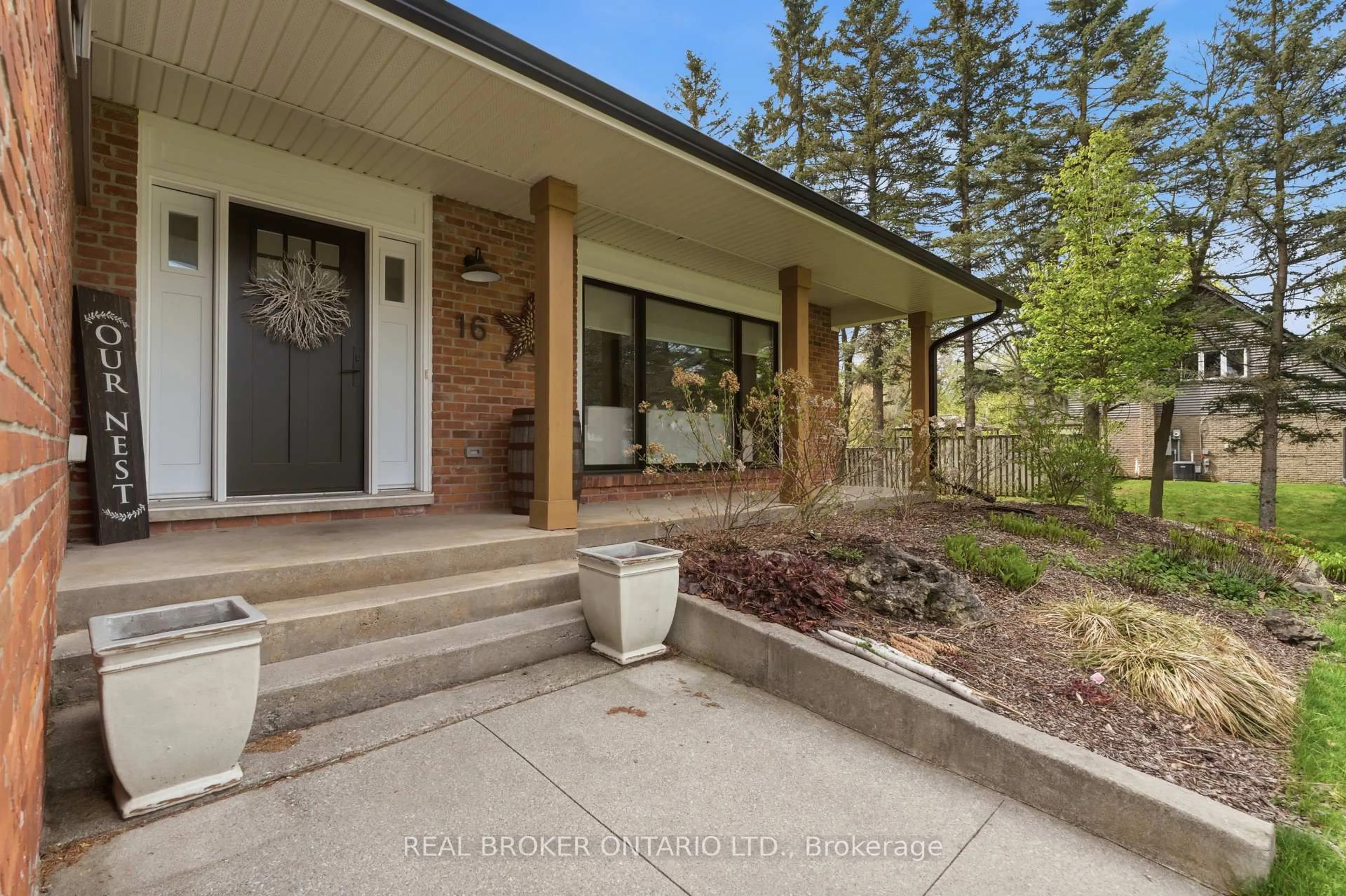 Indoor entryway for 16 Bannisdale Way, Hamilton Ontario L0R 1H2