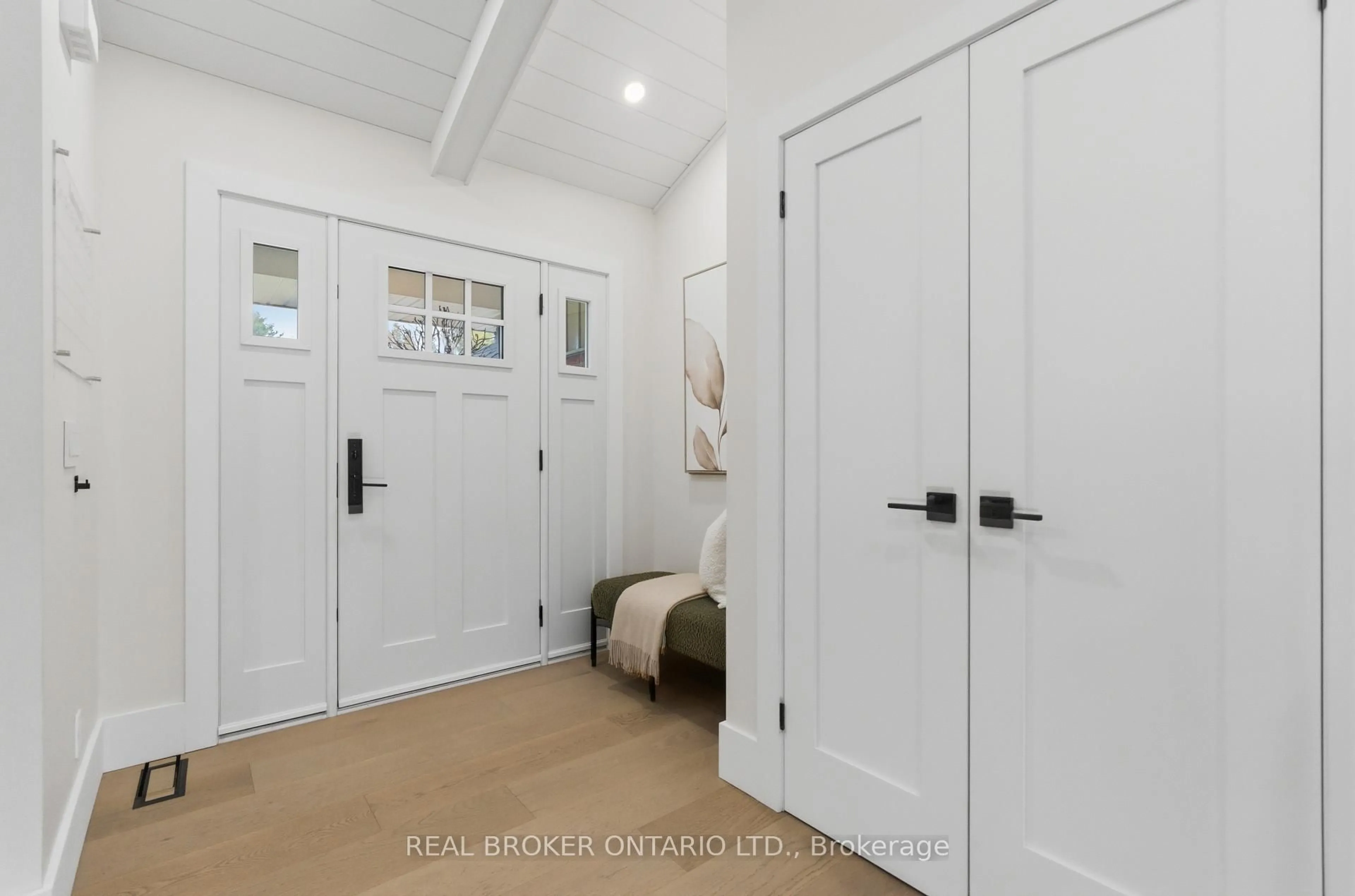 Indoor entryway for 16 Bannisdale Way, Hamilton Ontario L0R 1H2
