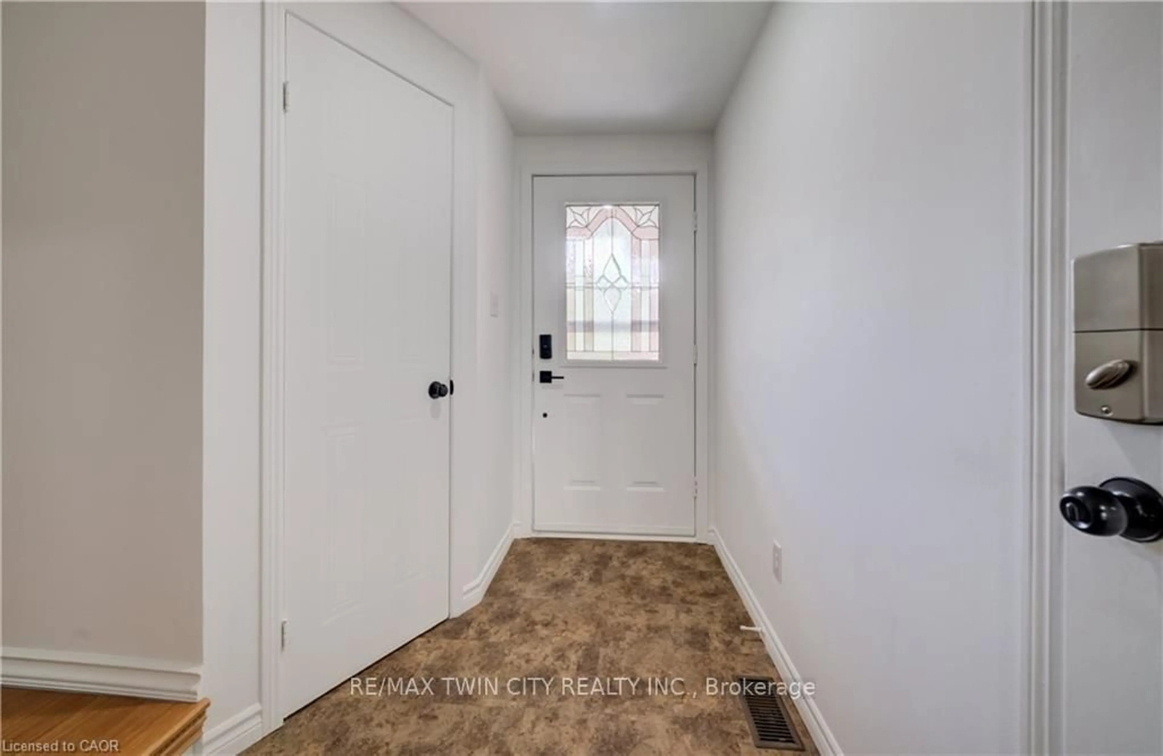 Indoor entryway for 466A EXMOOR St, Waterloo Ontario N2K 3T7