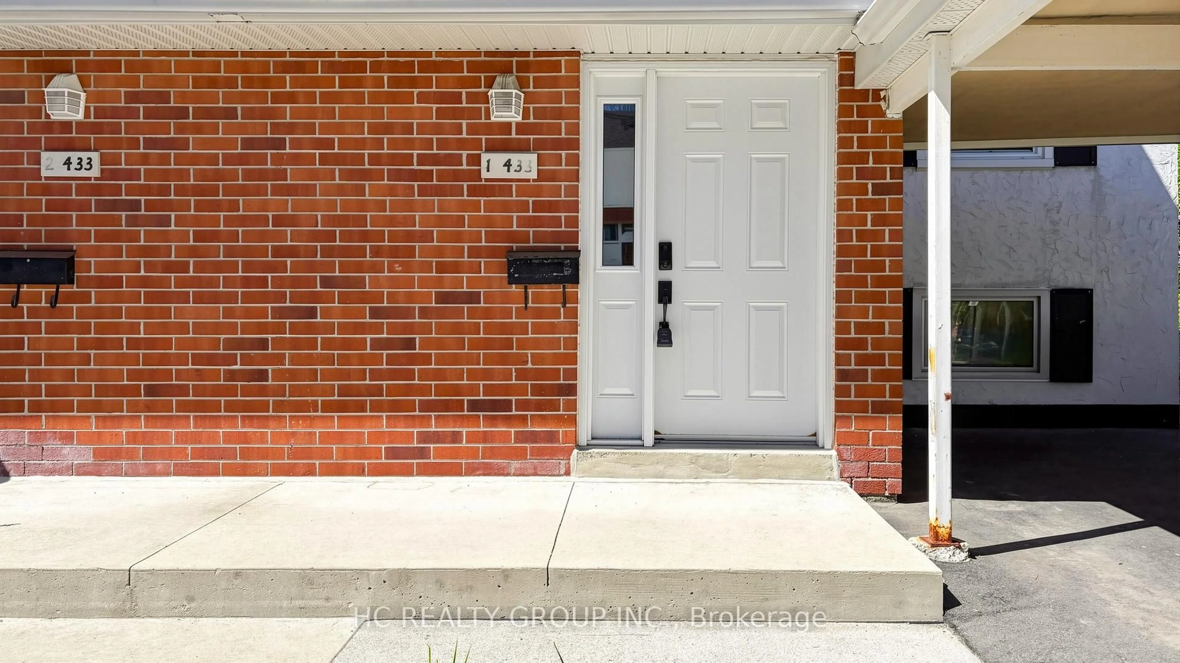 Home with brick exterior material, street for 433 Keats Way #1, Waterloo Ontario N2L 5S7