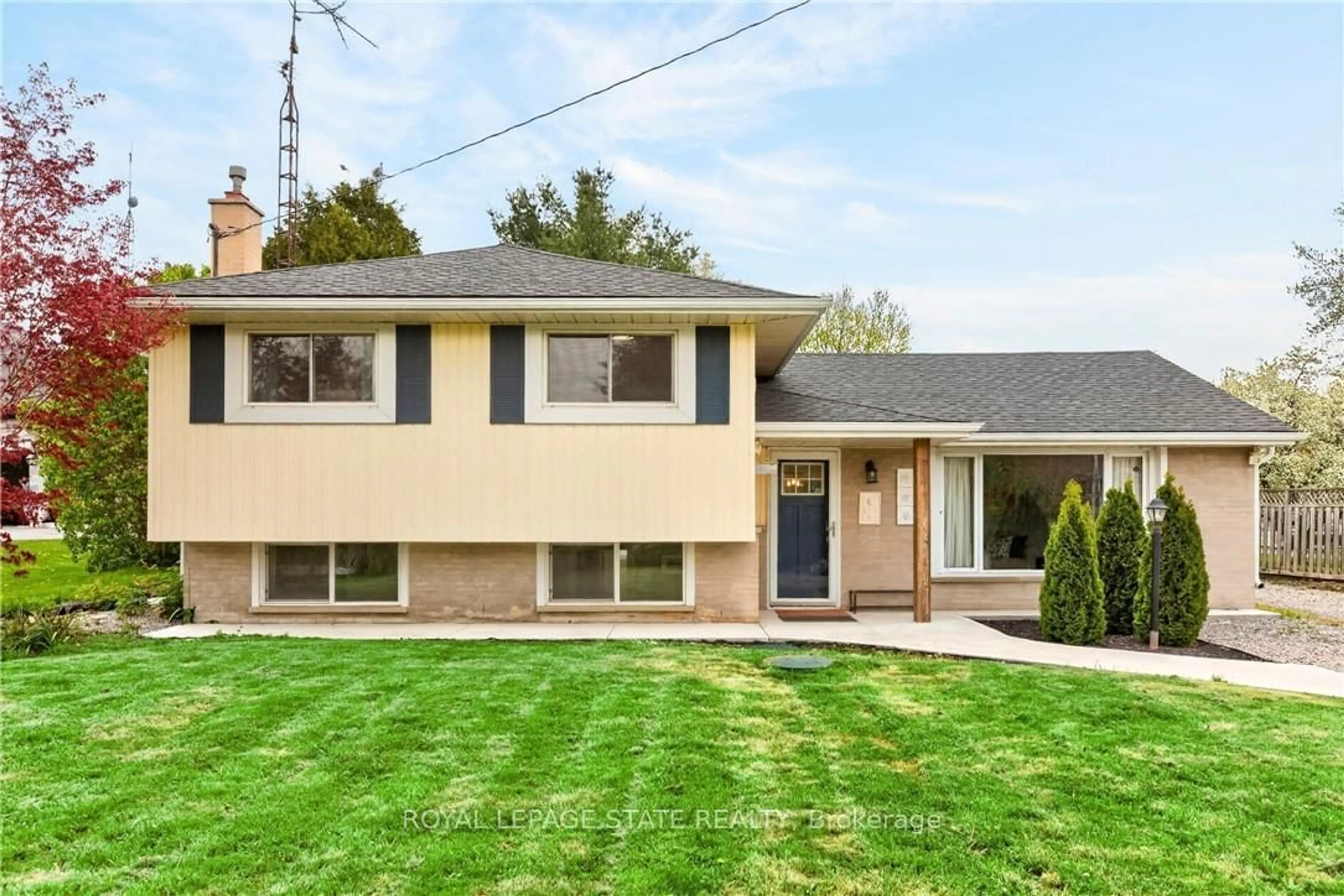 Home with vinyl exterior material, street for 183 Sunnyridge Rd, Hamilton Ontario L0R 1R0