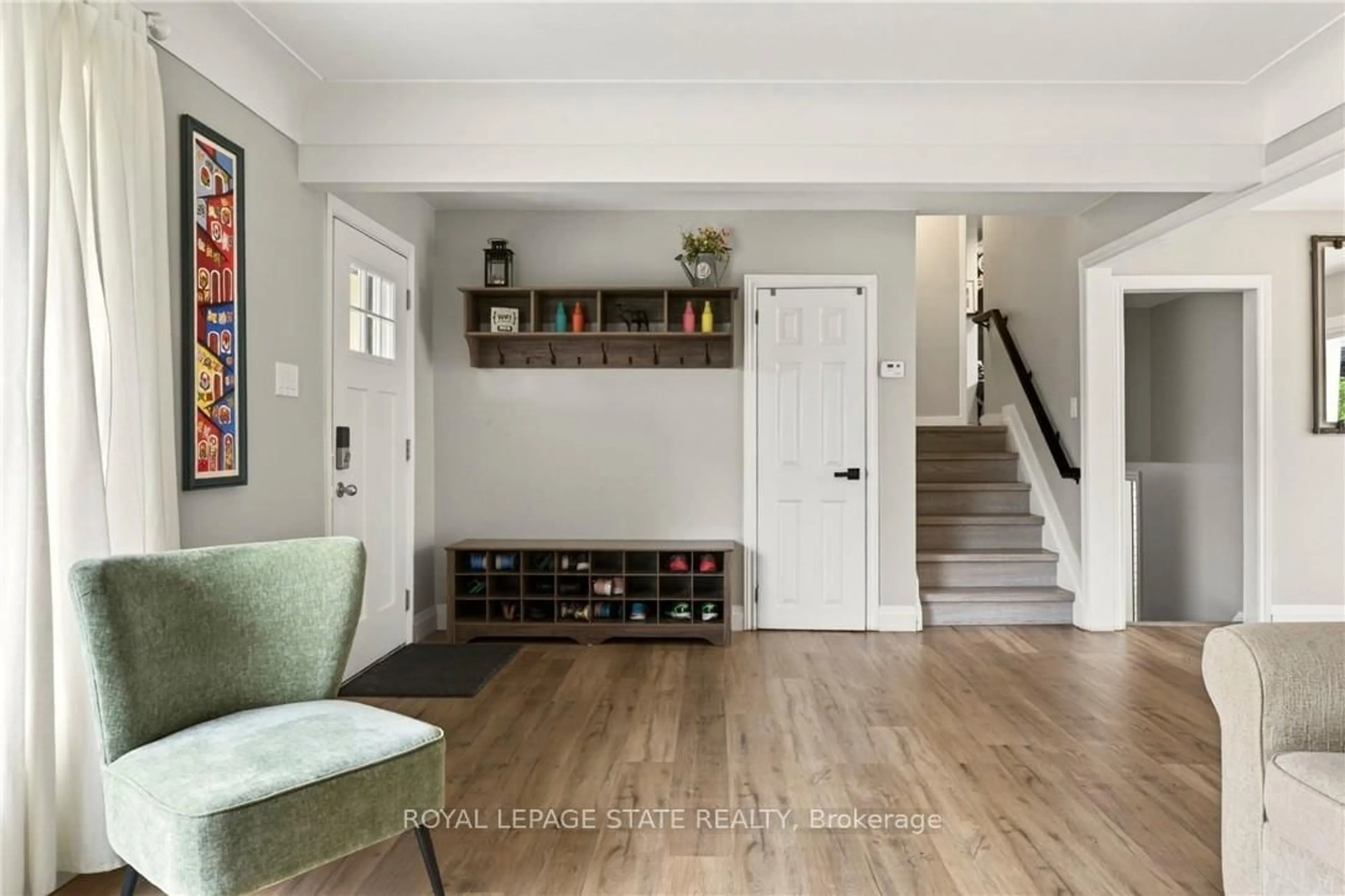 Indoor entryway for 183 Sunnyridge Rd, Hamilton Ontario L0R 1R0