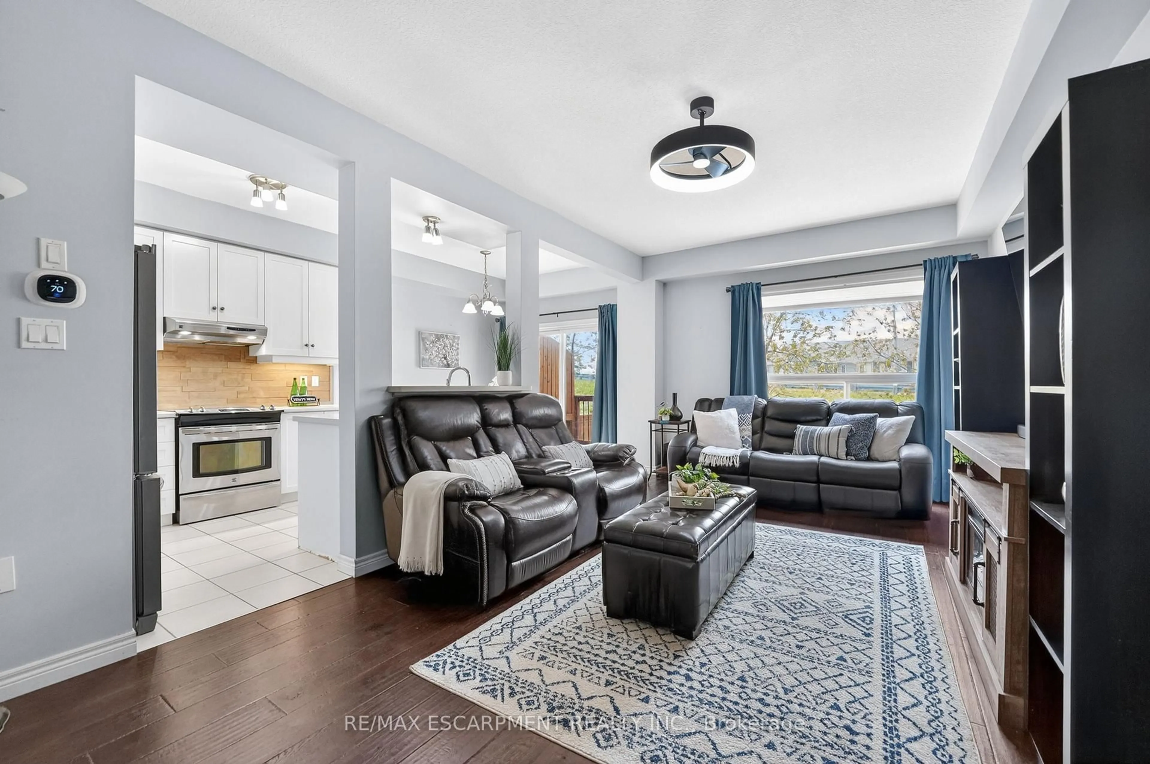 Living room with furniture, unknown for 8 Lakelawn Rd #11, Grimsby Ontario L3M 0G1