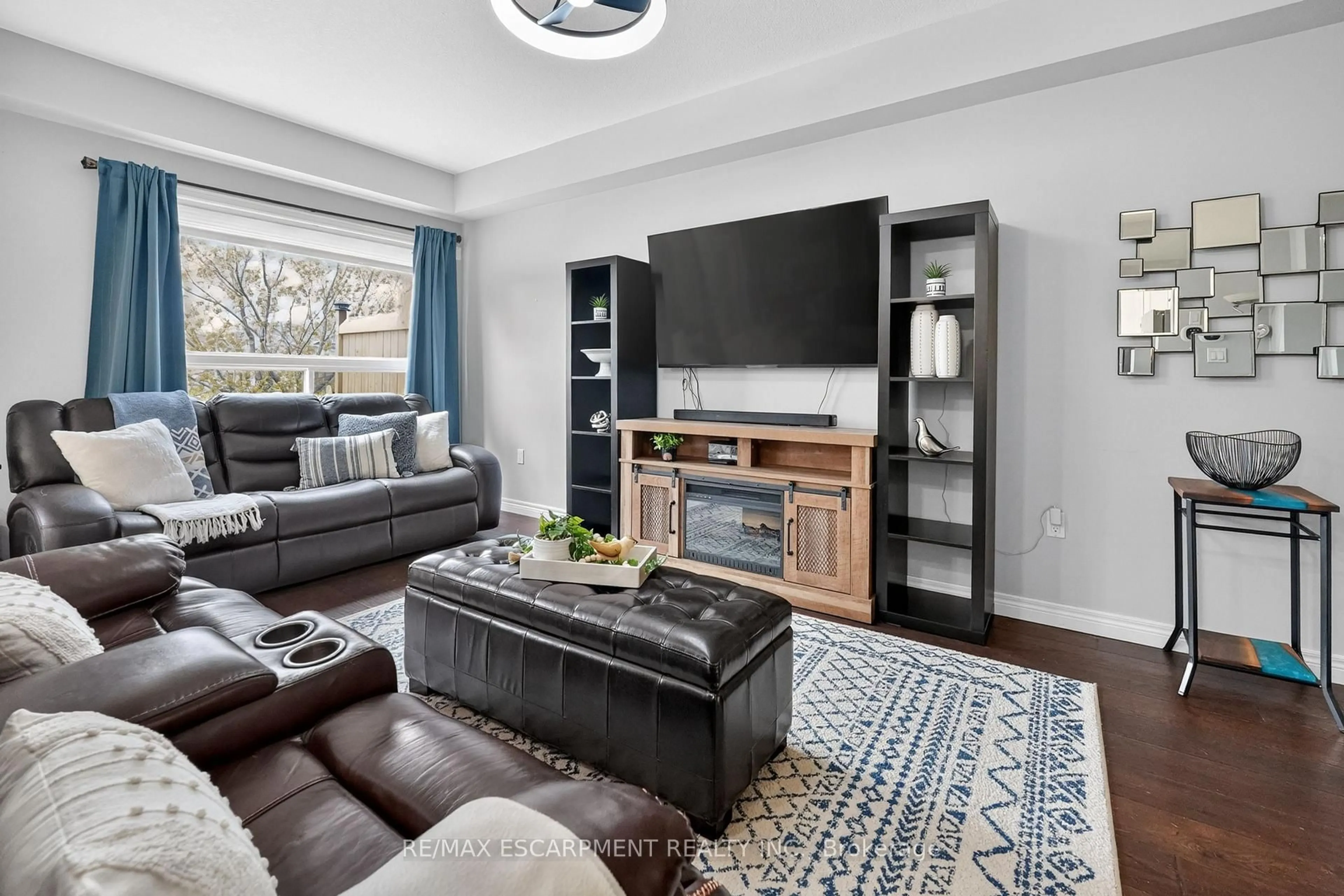 Living room with furniture, unknown for 8 Lakelawn Rd #11, Grimsby Ontario L3M 0G1