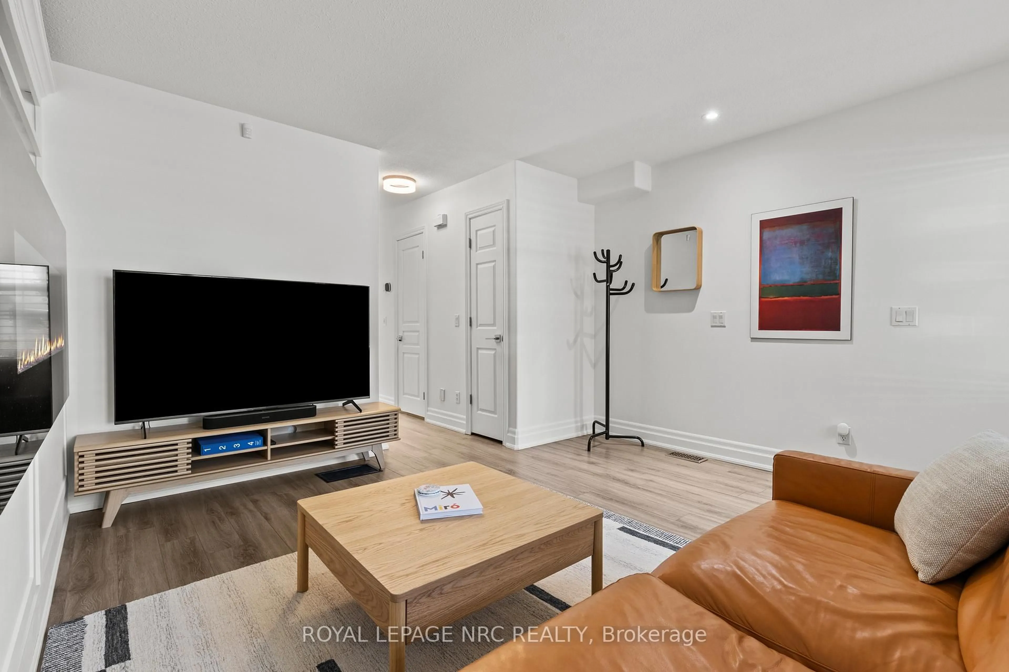 Living room with furniture, unknown for 33 BROADWAY Ave, St. Catharines Ontario L2M 1M3