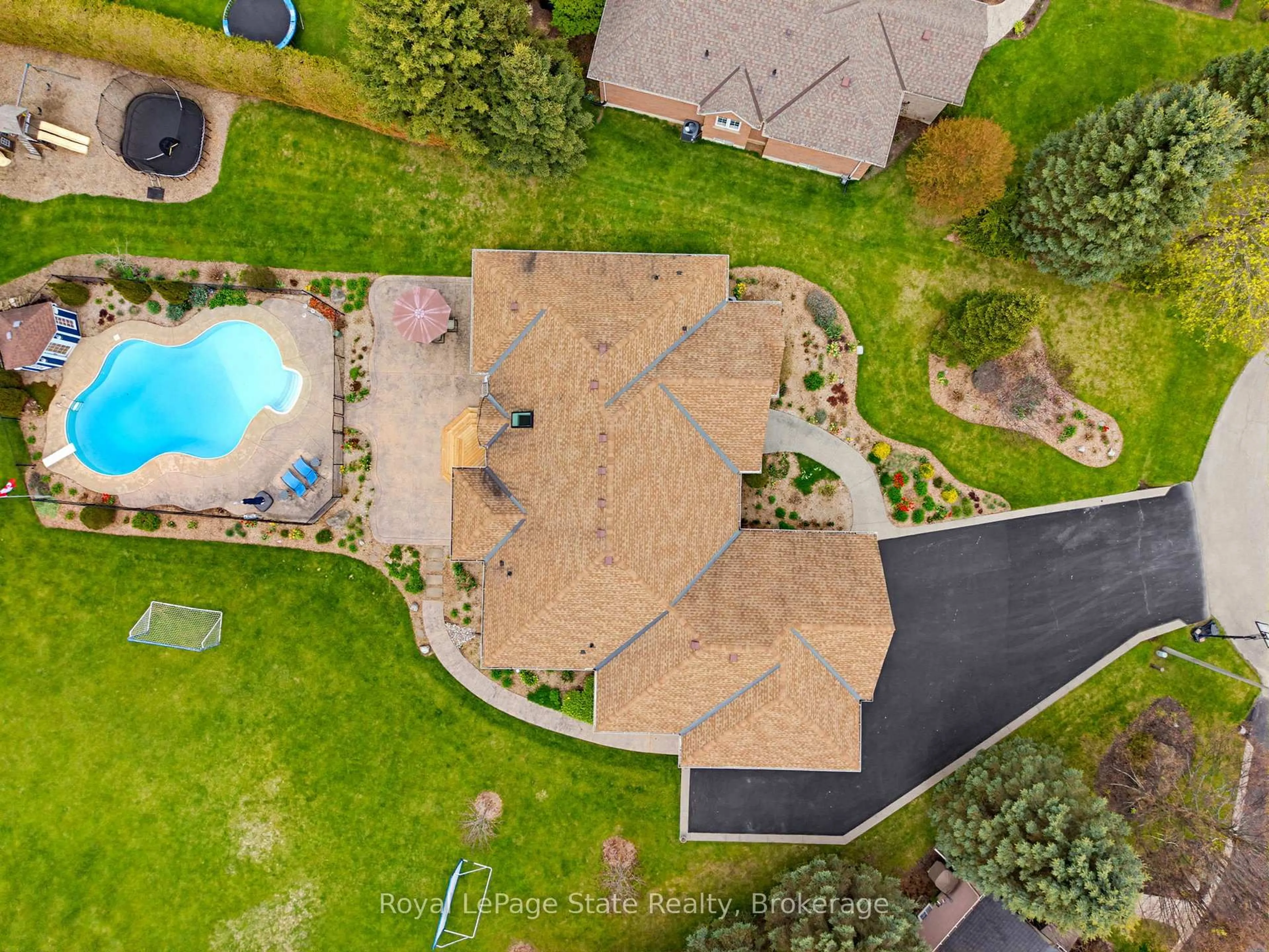A pic from outside/outdoor area/front of a property/back of a property/a pic from drone, unknown for 20 Savona Cres, Hamilton Ontario L8N 2Z7