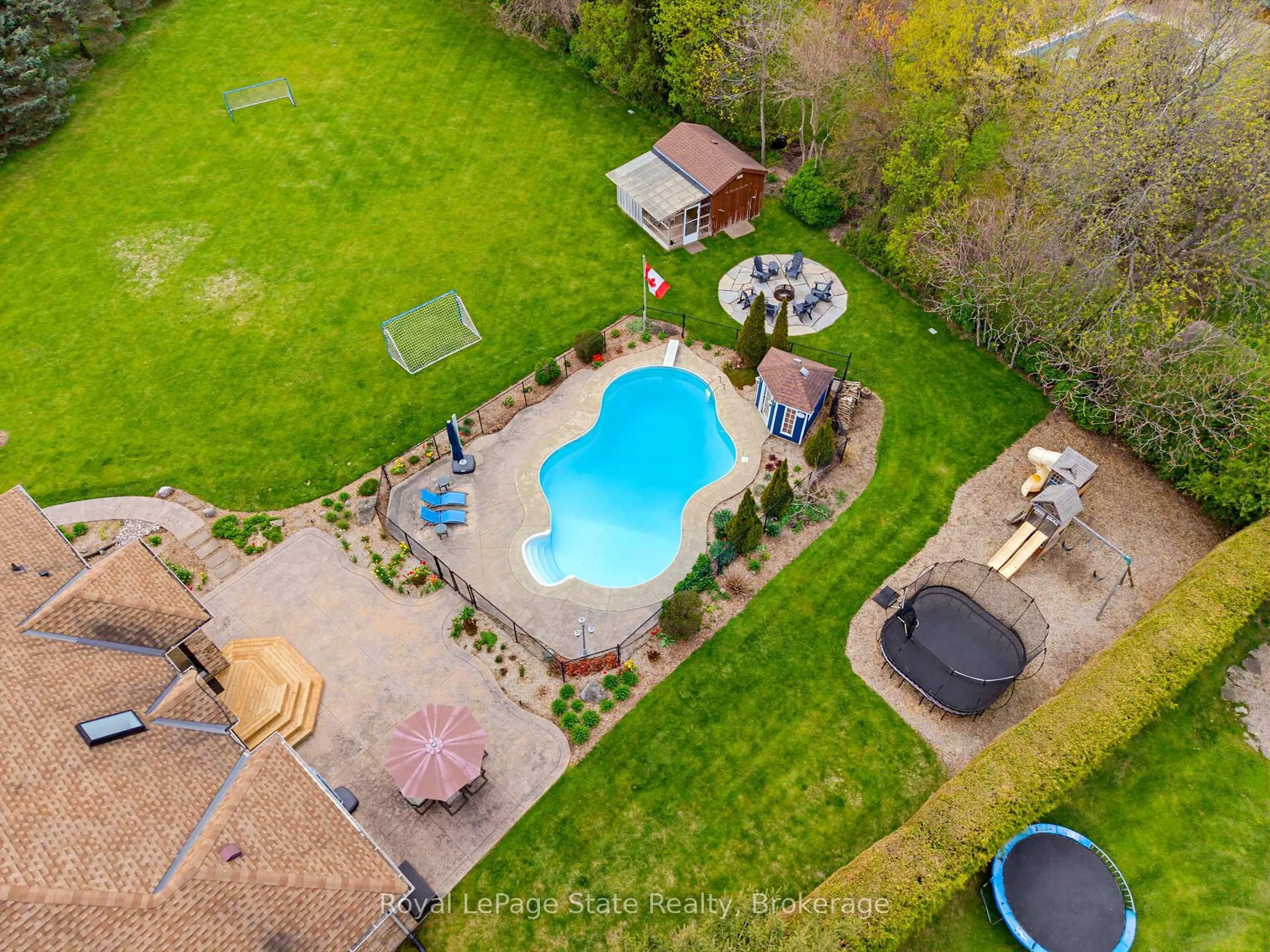 A pic from outside/outdoor area/front of a property/back of a property/a pic from drone, unknown for 20 Savona Cres, Hamilton Ontario L8N 2Z7