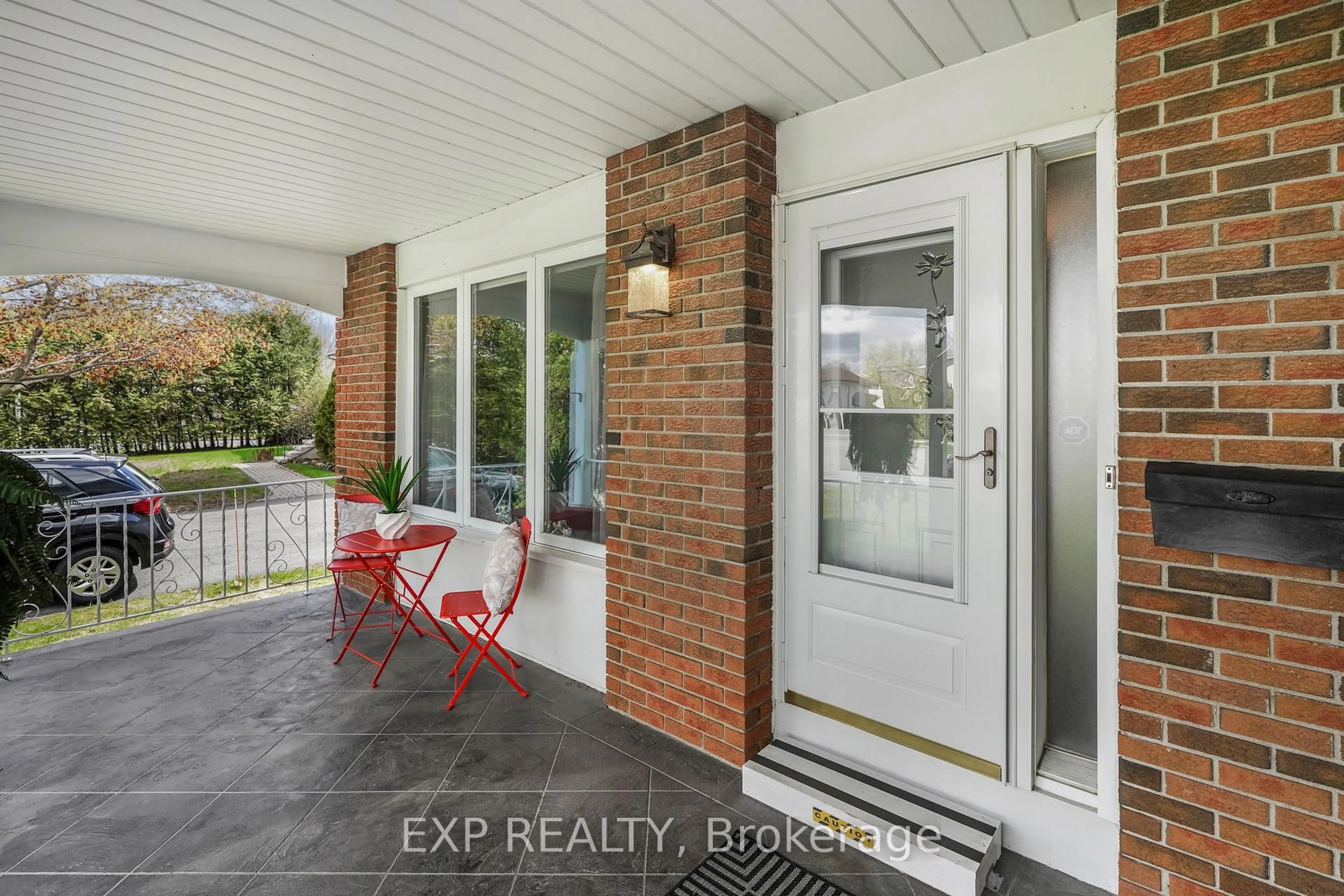 Indoor entryway for 1996 Belcourt Blvd, Orleans Ontario K1C 1M5