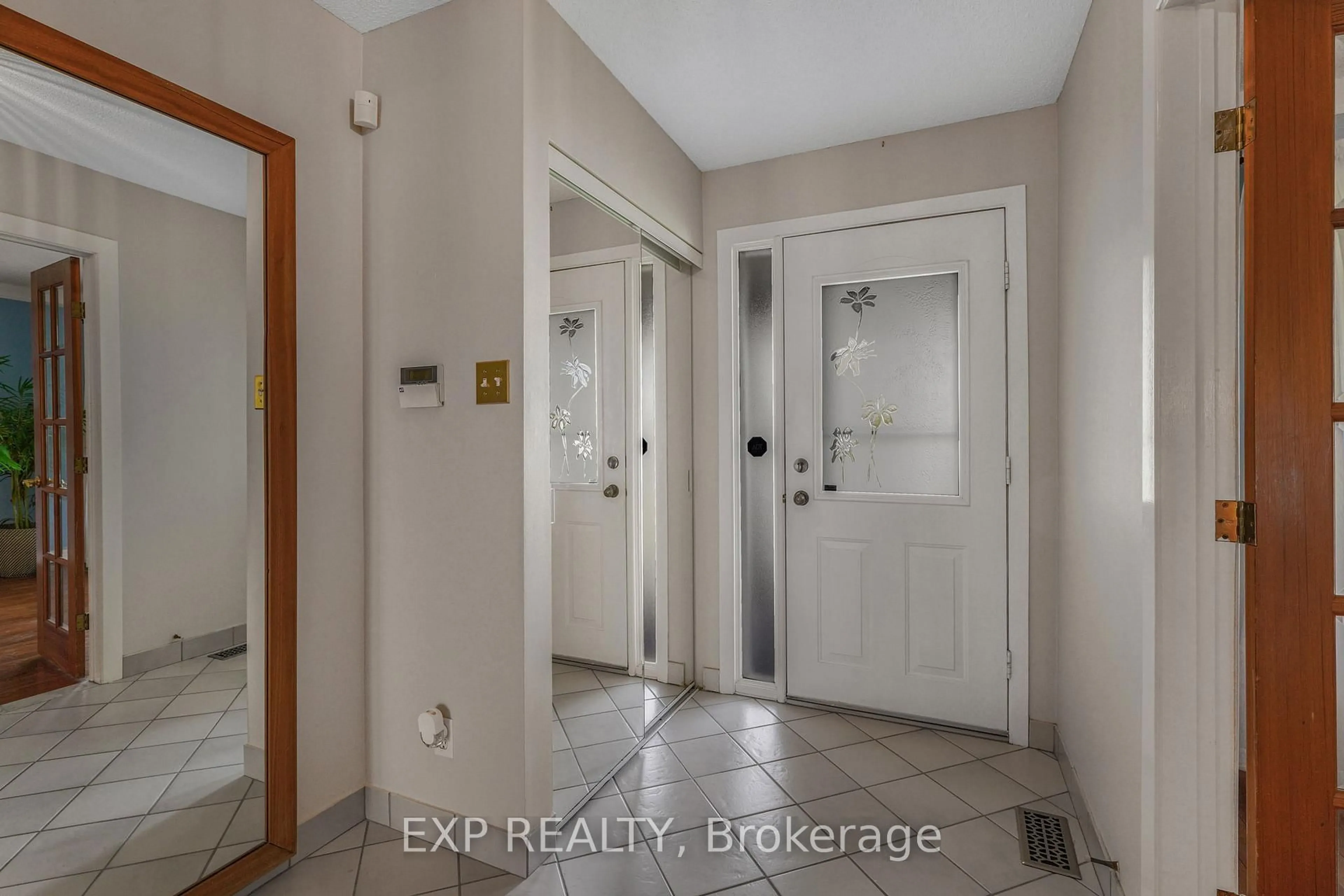 Indoor entryway for 1996 Belcourt Blvd, Orleans Ontario K1C 1M5
