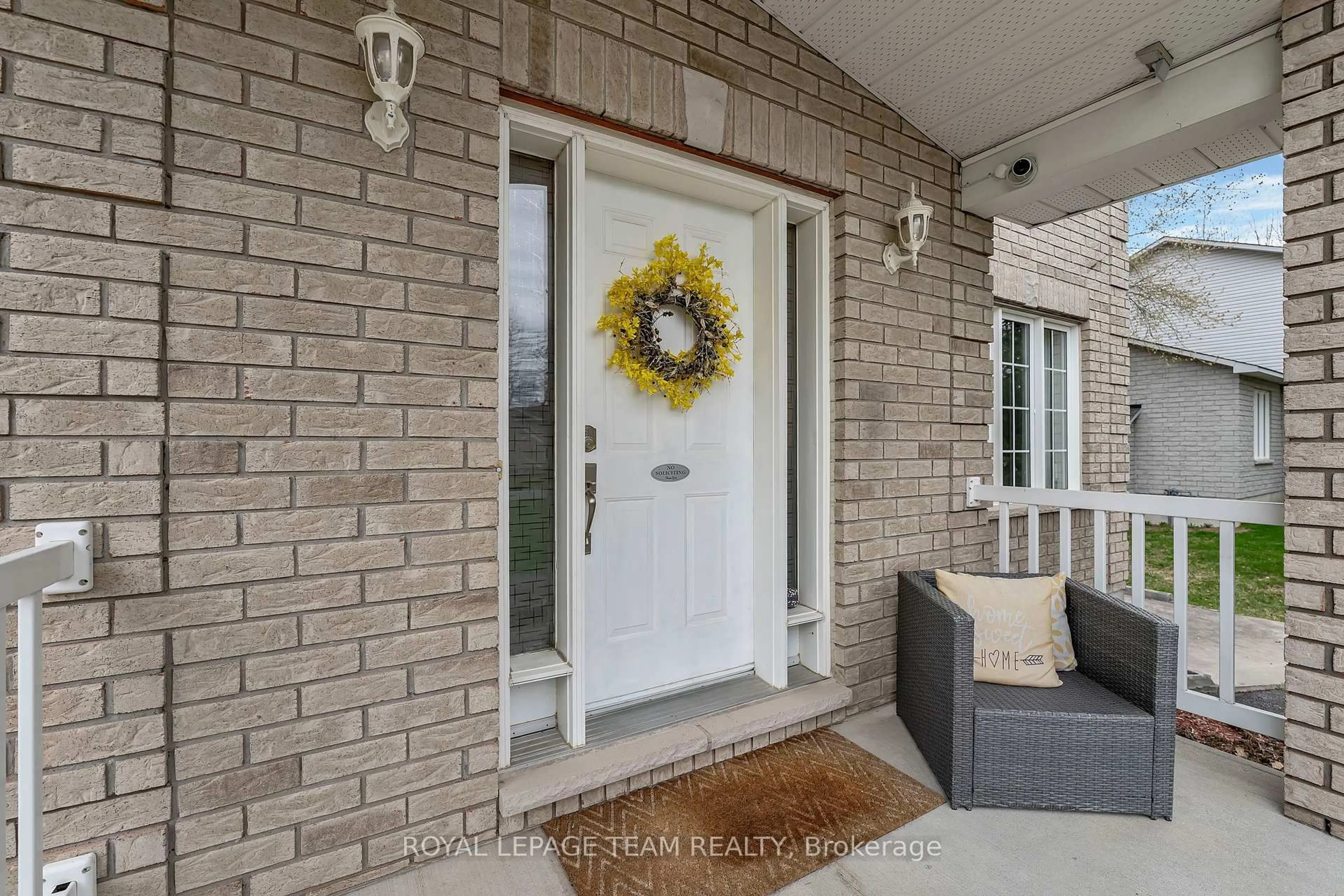 Indoor entryway for 7067 Donwel Dr, Greely Ontario K4P 1M7