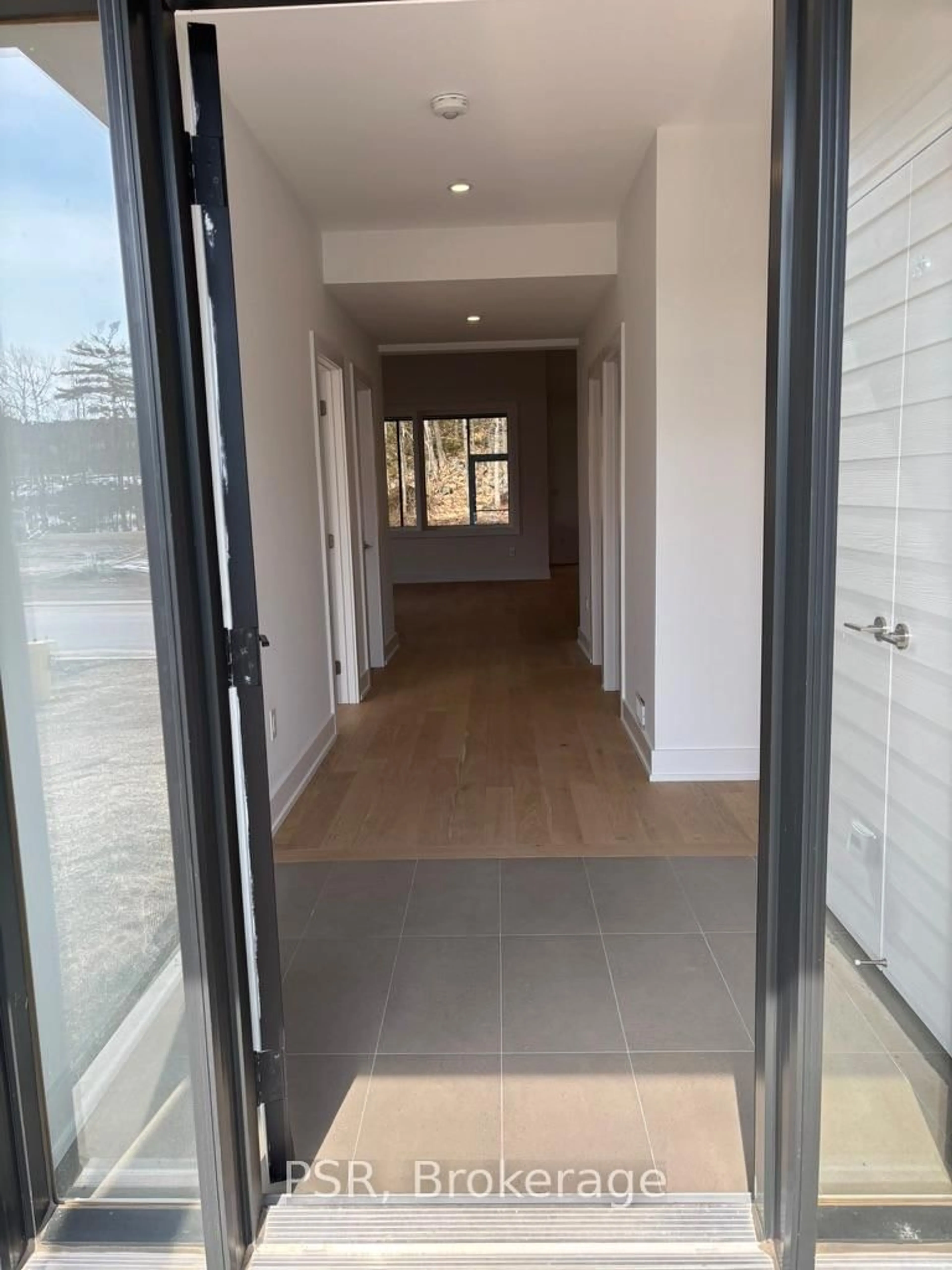Indoor foyer for 43 Muskoka Bay Blvd, Gravenhurst Ontario P1P 0A1