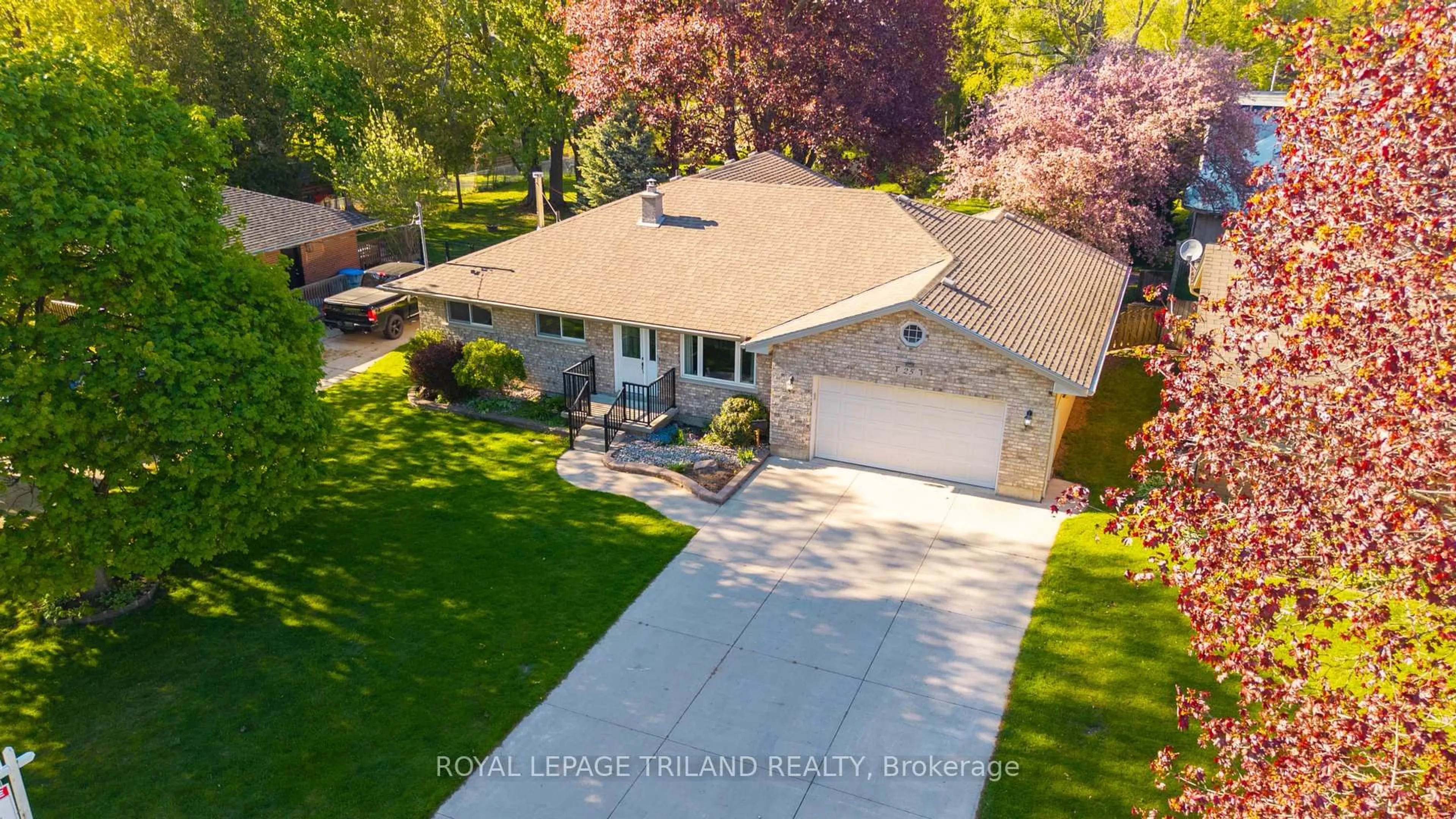 A pic from outside/outdoor area/front of a property/back of a property/a pic from drone, street for 25 Pannell Lane, Strathroy-Caradoc Ontario N7G 2C6