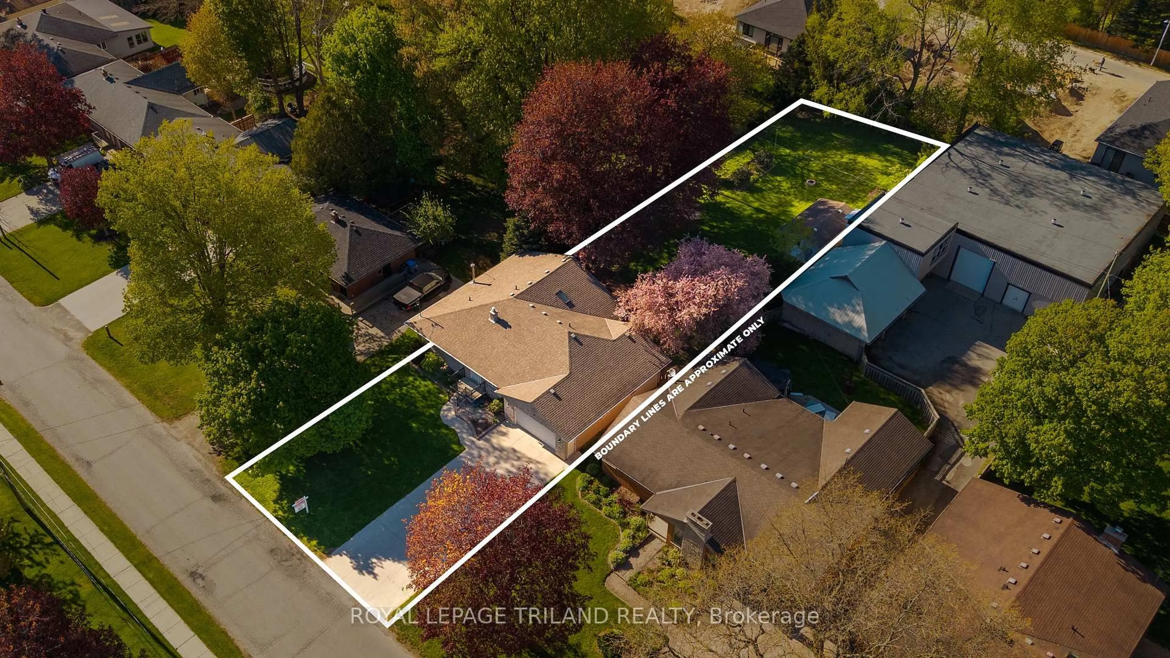 A pic from outside/outdoor area/front of a property/back of a property/a pic from drone, street for 25 Pannell Lane, Strathroy-Caradoc Ontario N7G 2C6