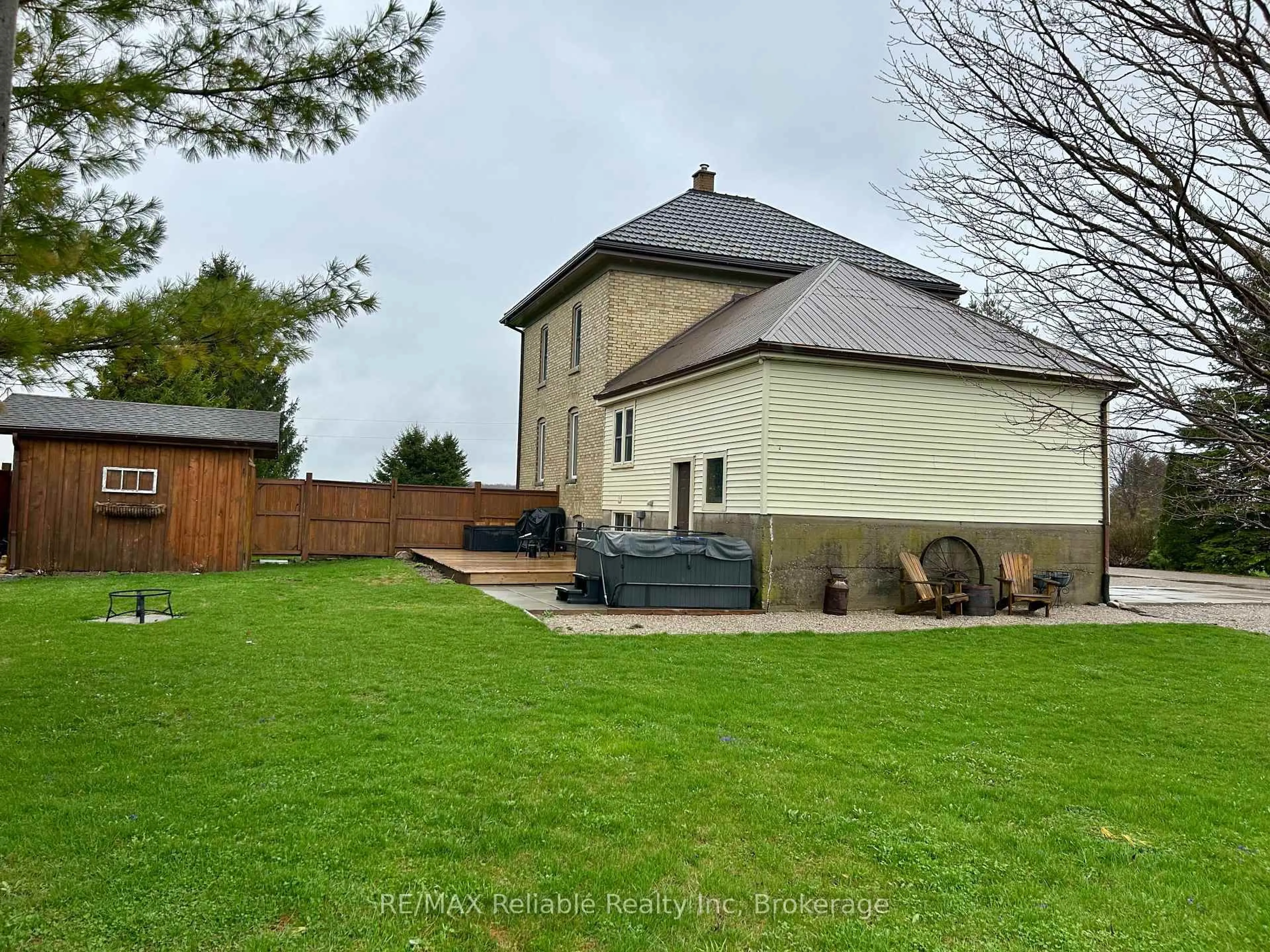 A pic from outside/outdoor area/front of a property/back of a property/a pic from drone, unknown for 43497 Winthrop Rd, Huron East Ontario N0K 1E0