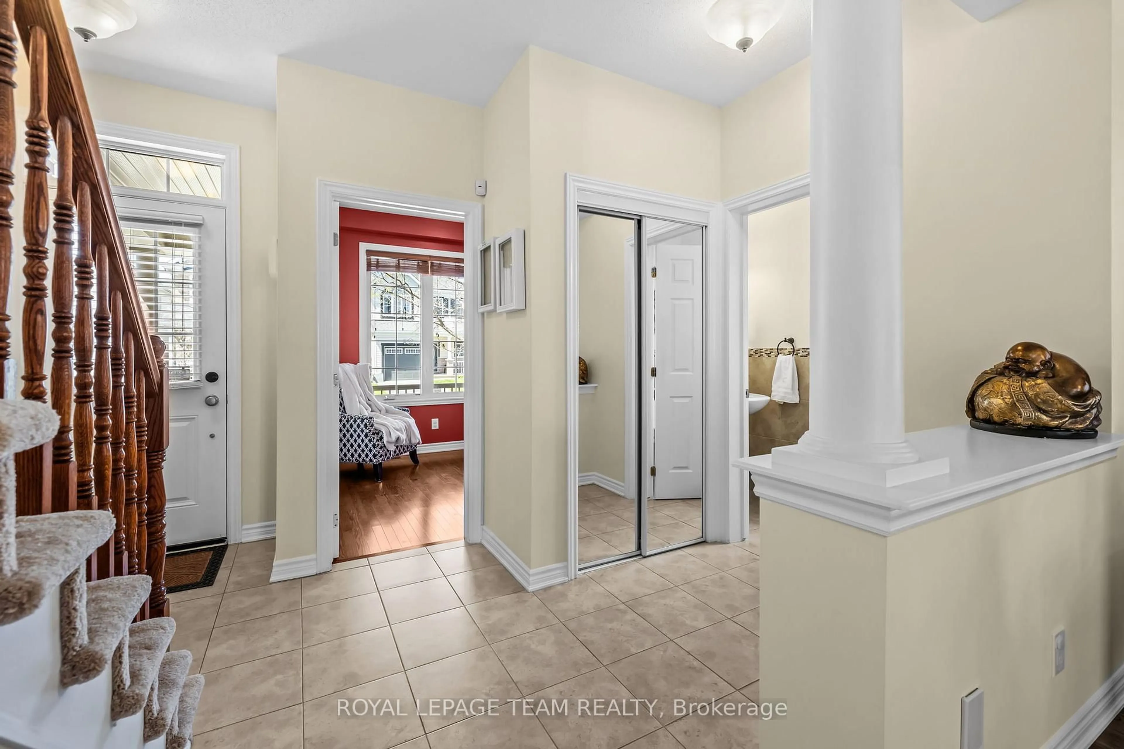 Indoor entryway for 163 Lily Pond St, Ottawa Ontario K2M 0J5
