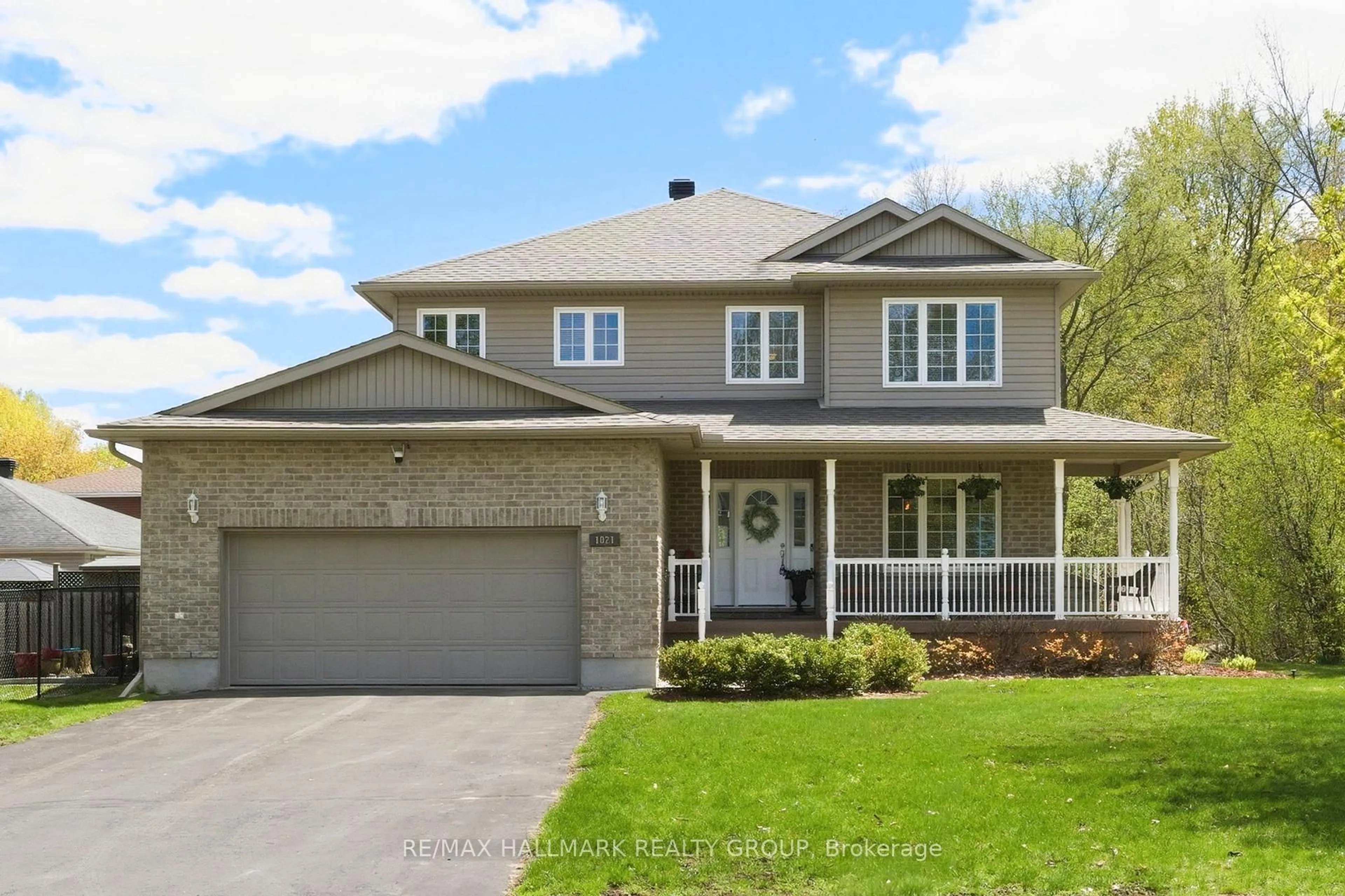 Home with vinyl exterior material, street for 1021 Kingswood St, Brockville Ontario K6V 7G1