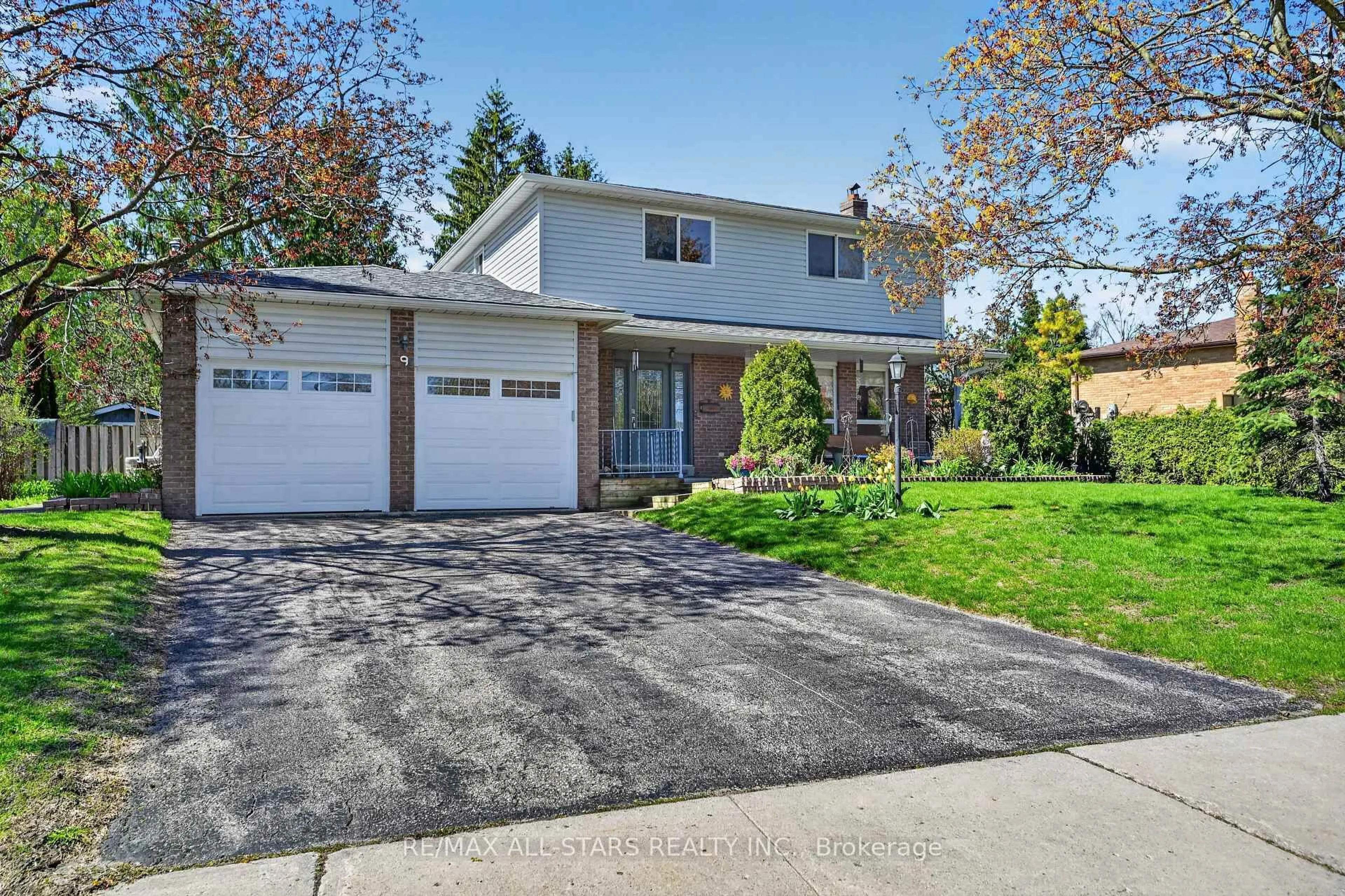Home with vinyl exterior material, street for 9 Orchard Park Rd, Kawartha Lakes Ontario K9V 4V3