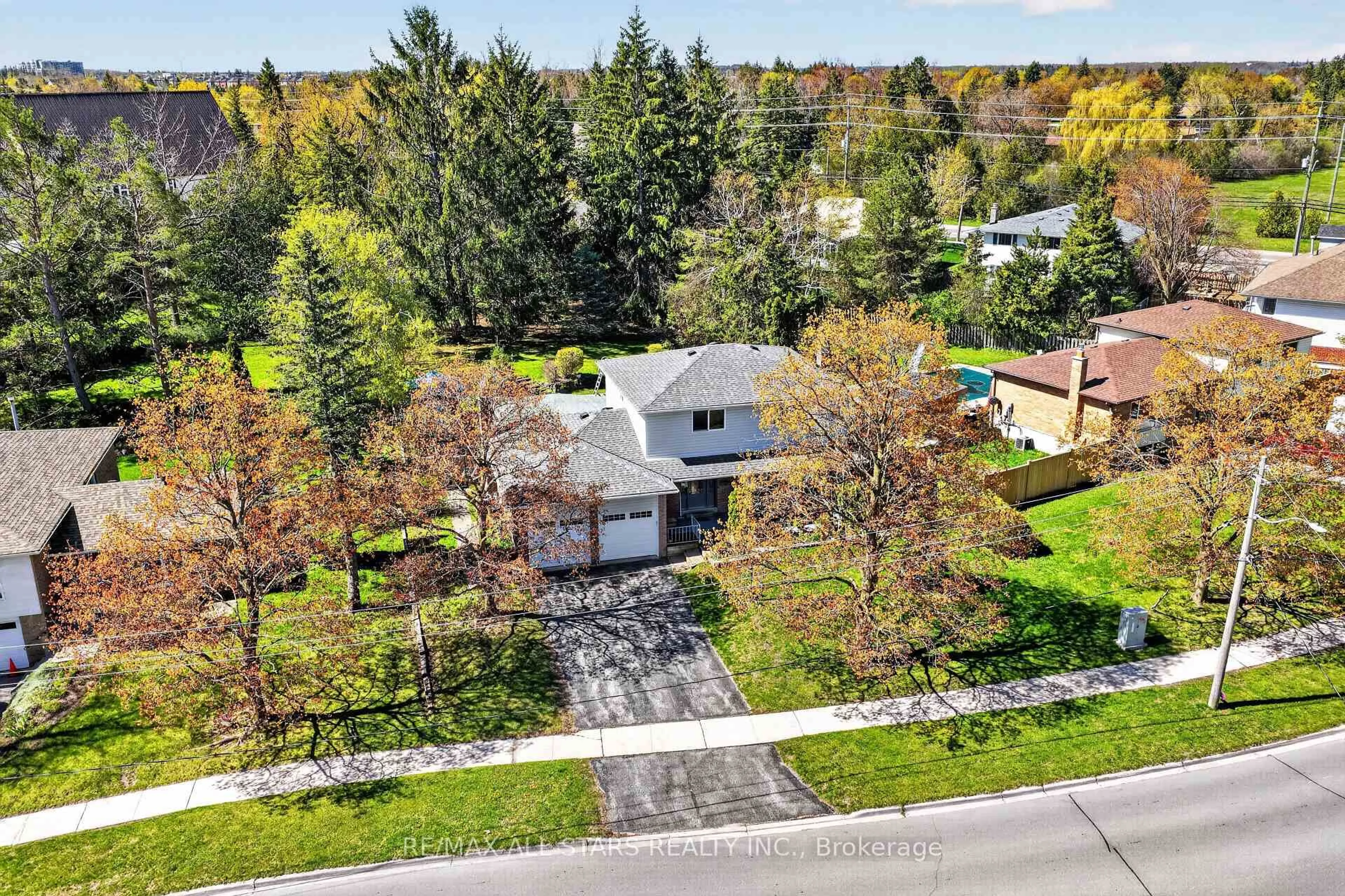 A pic from outside/outdoor area/front of a property/back of a property/a pic from drone, street for 9 Orchard Park Rd, Kawartha Lakes Ontario K9V 4V3