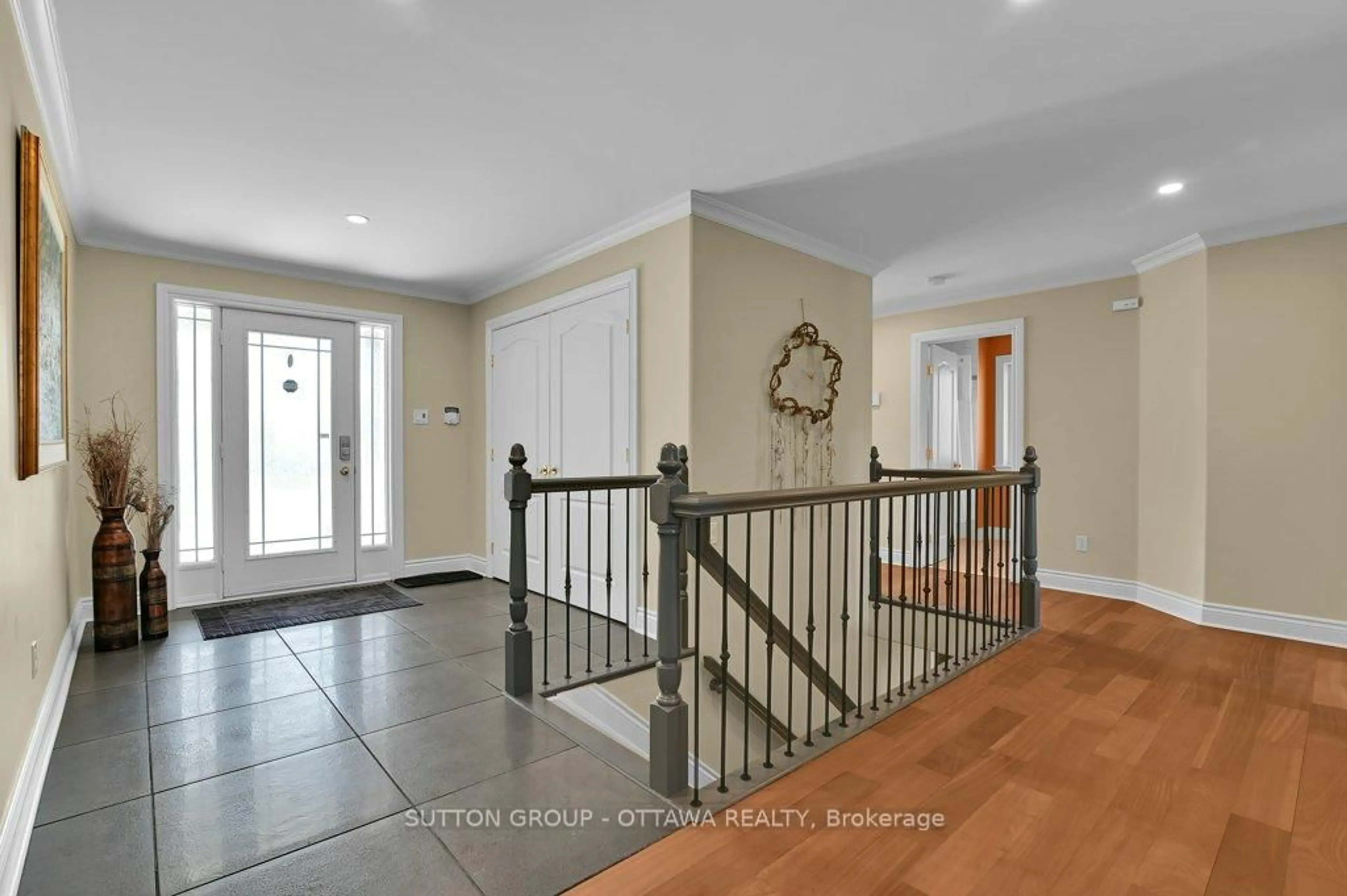 Indoor entryway for 1509 Claymor Ave, Ottawa Ontario K2C 1T2