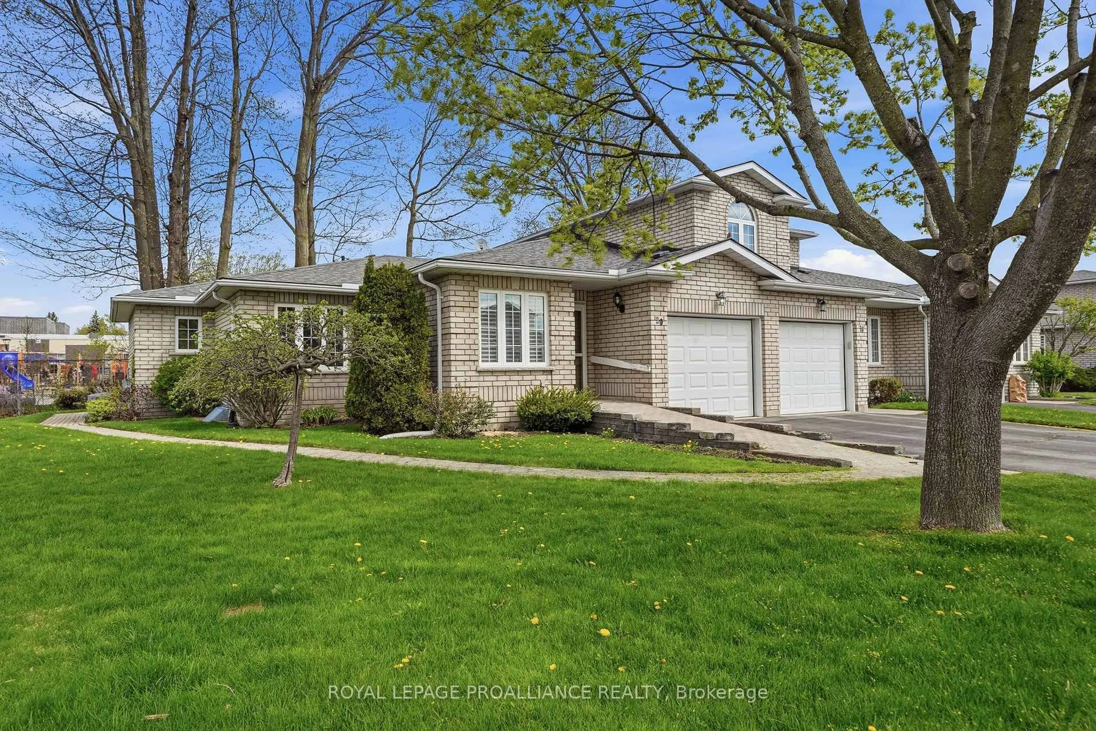 Home with vinyl exterior material, street for 20 Pinegrove Crt, Belleville Ontario K8N 5X9