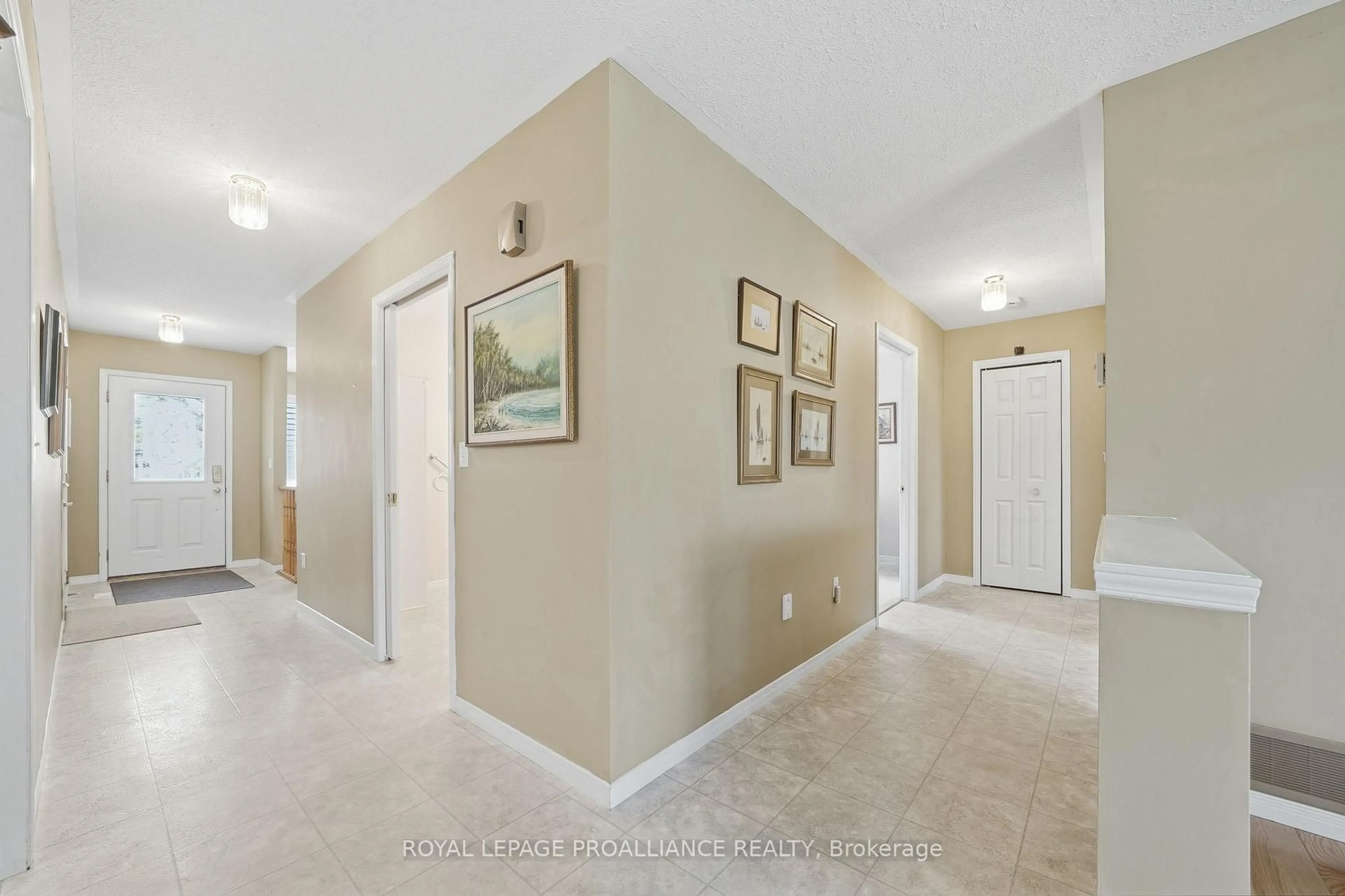 Indoor foyer for 20 Pinegrove Crt, Belleville Ontario K8N 5X9