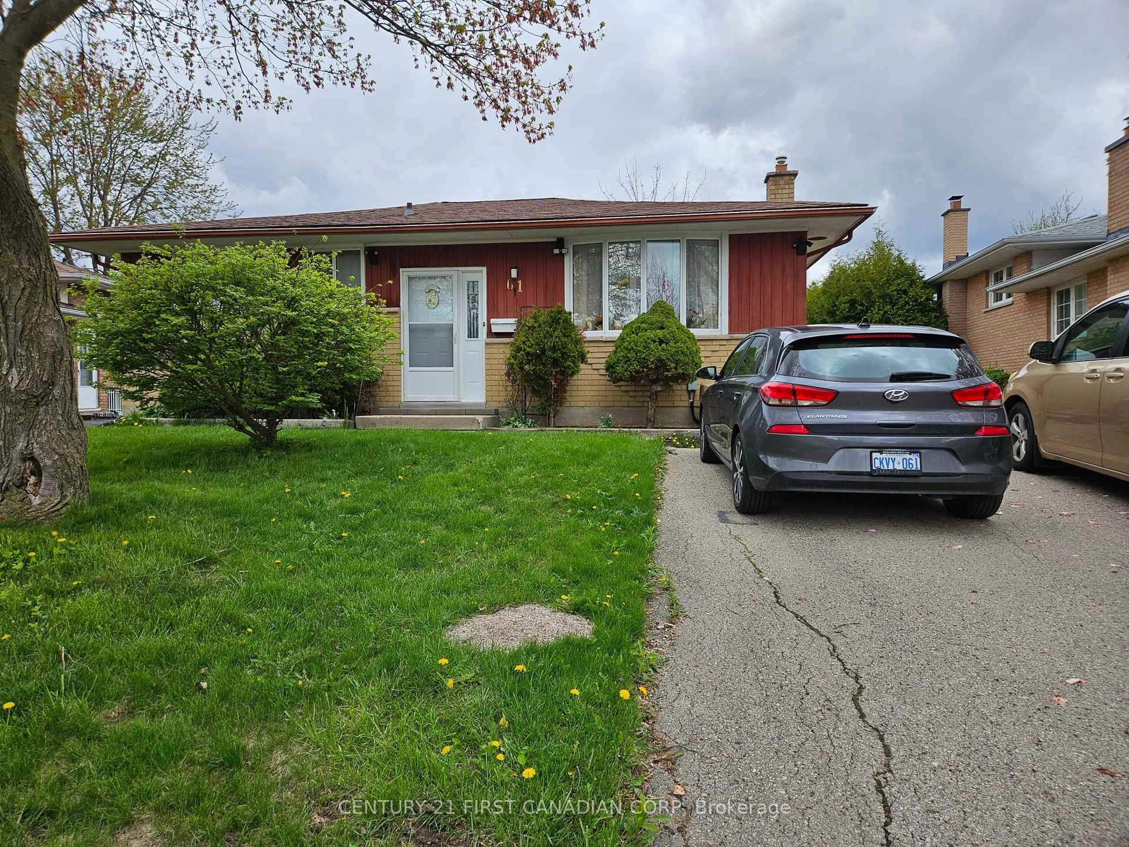 A pic from outside/outdoor area/front of a property/back of a property/a pic from drone, street for 61 Alayne Cres, London South Ontario N6E 2A2