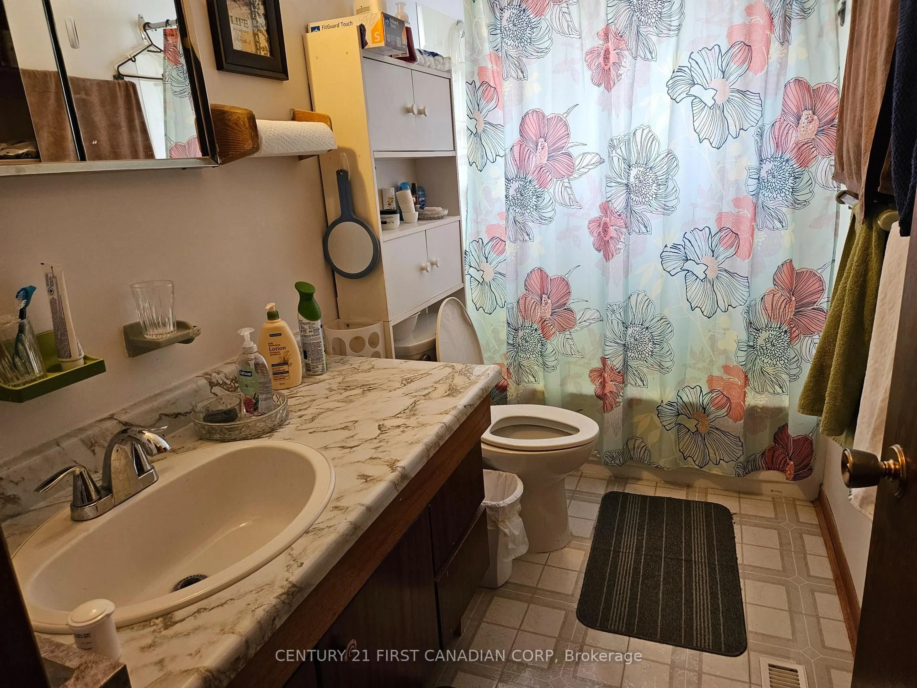Standard bathroom, ceramic/tile floor for 61 Alayne Cres, London South Ontario N6E 2A2