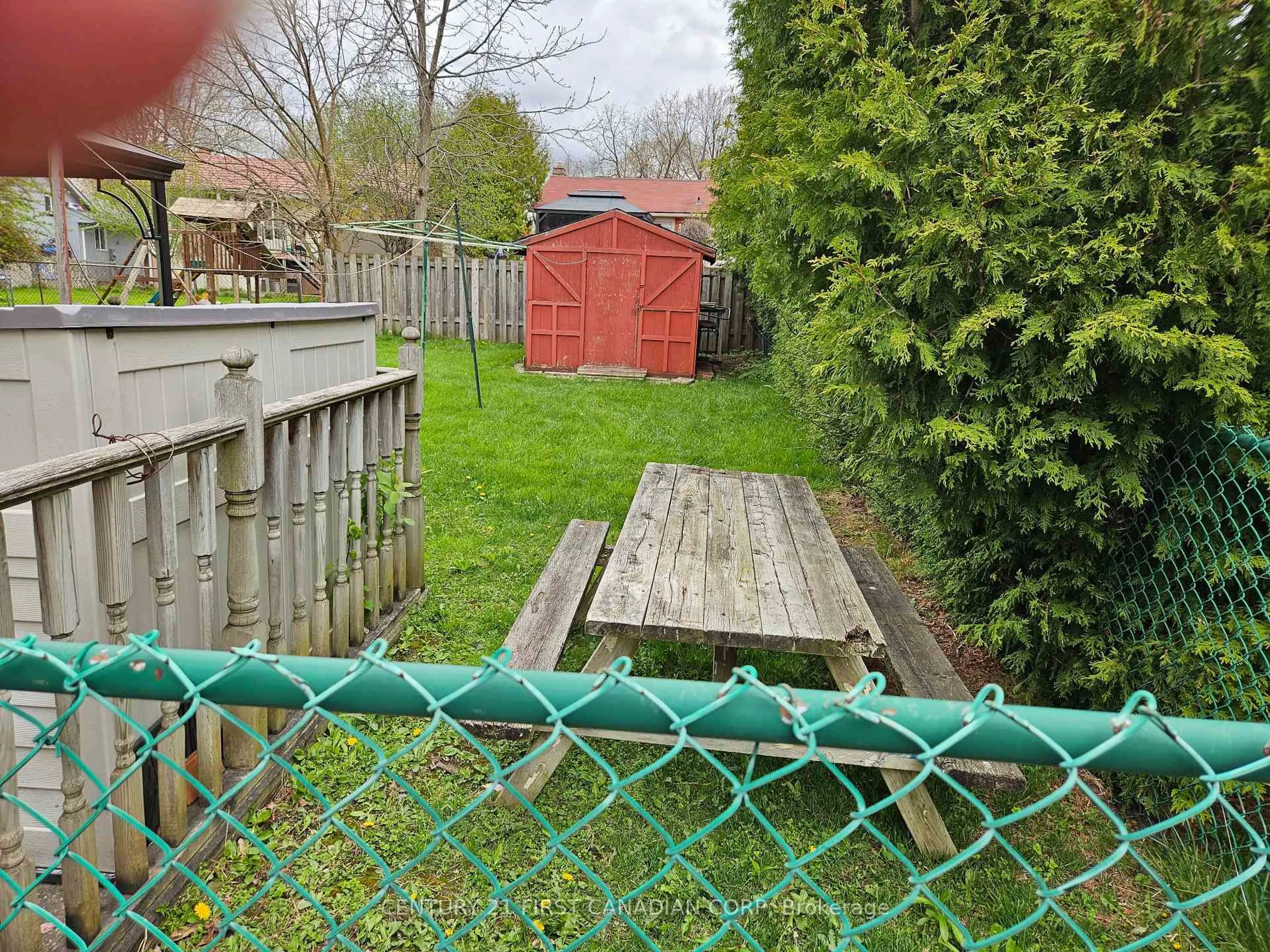 A pic from outside/outdoor area/front of a property/back of a property/a pic from drone, street for 61 Alayne Cres, London South Ontario N6E 2A2