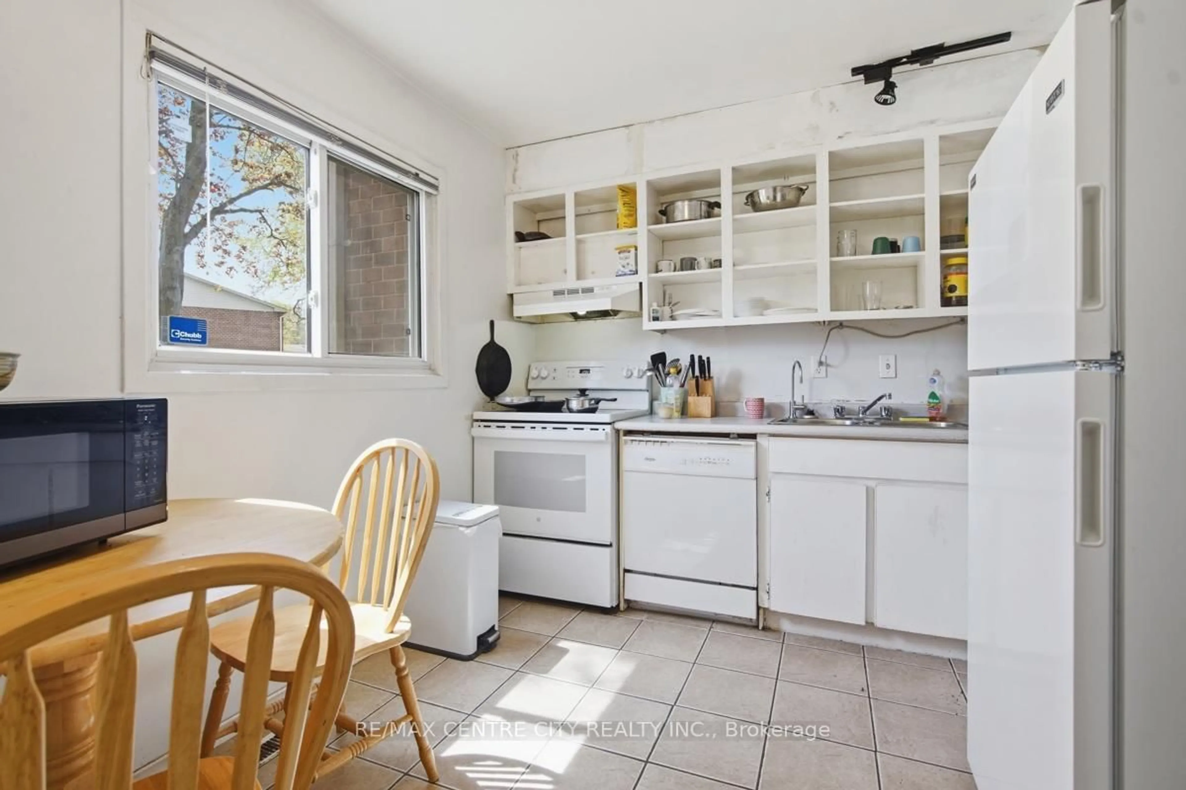 Standard kitchen, ceramic/tile floor for 565 Griffith St, London South Ontario N6K 2S5