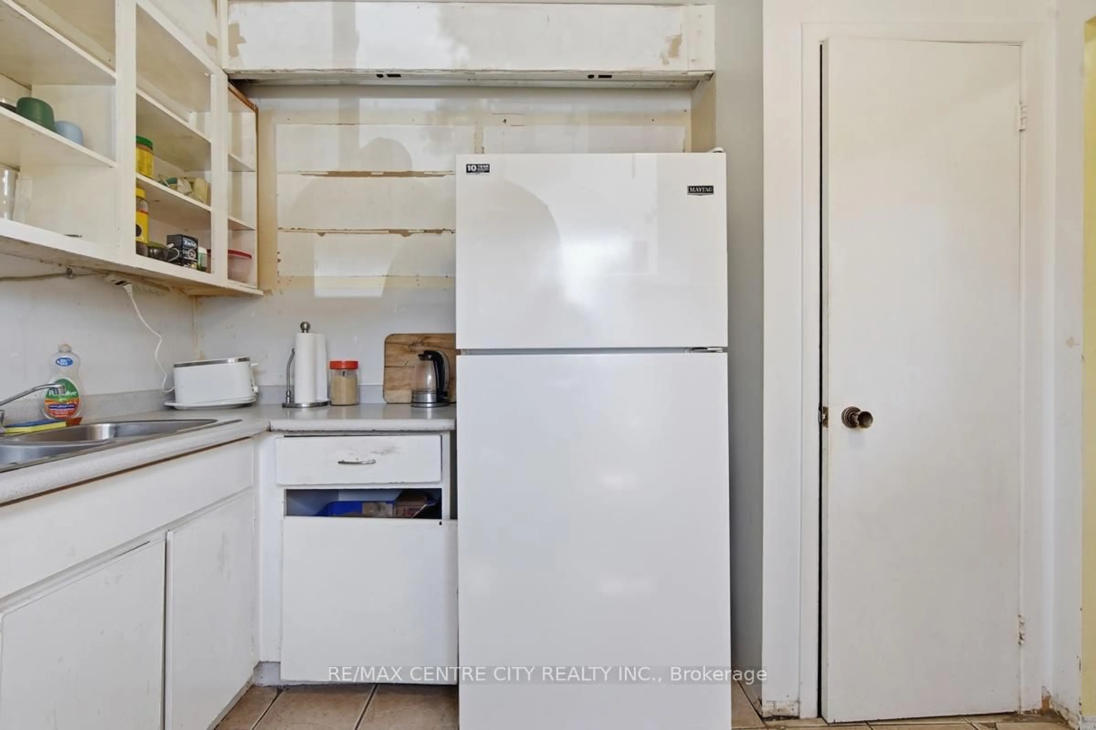 Standard kitchen, unknown for 565 Griffith St, London South Ontario N6K 2S5