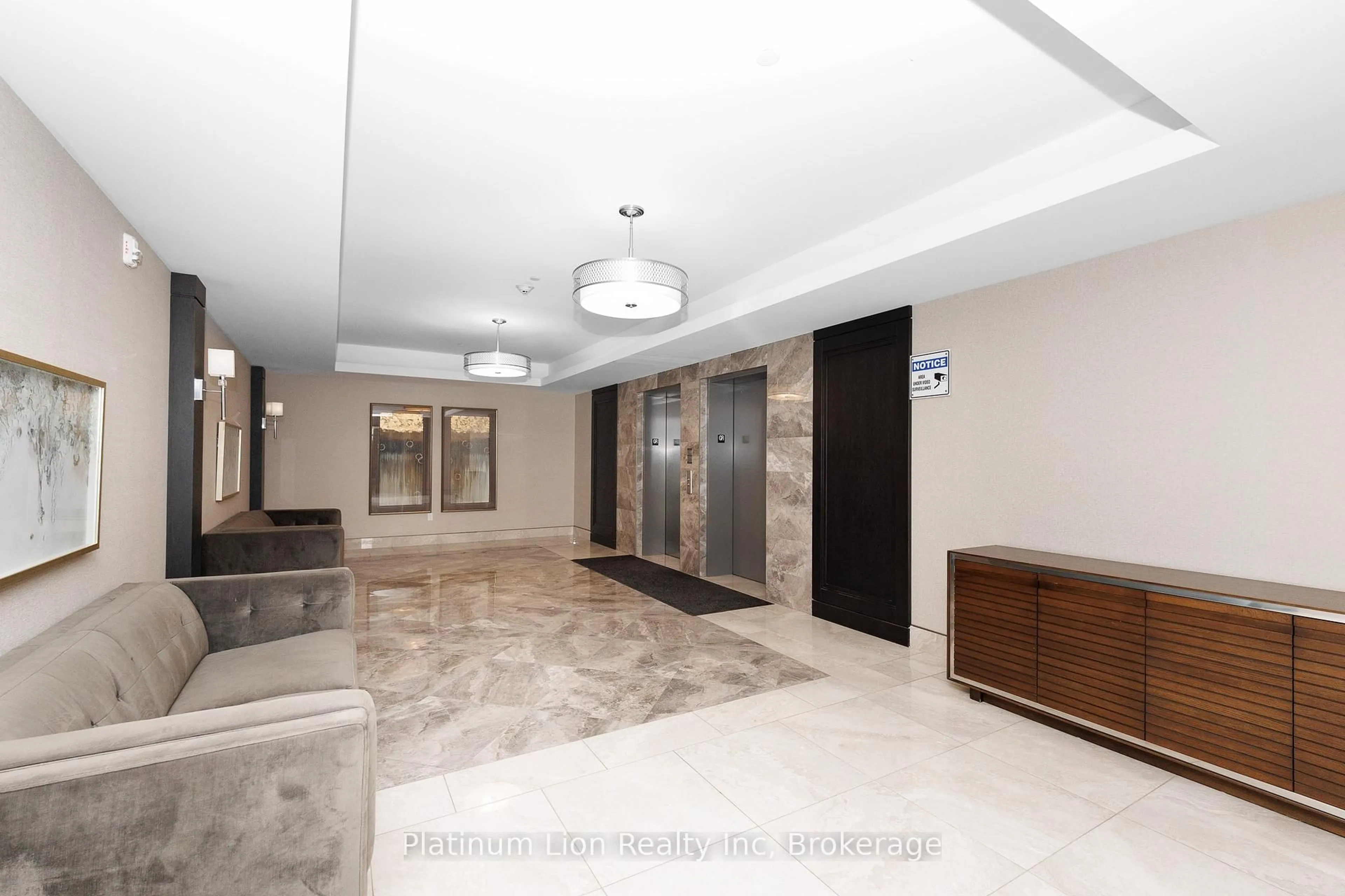 Indoor foyer for 101 Shoreview Pl #428, Hamilton Ontario L8E 0K2